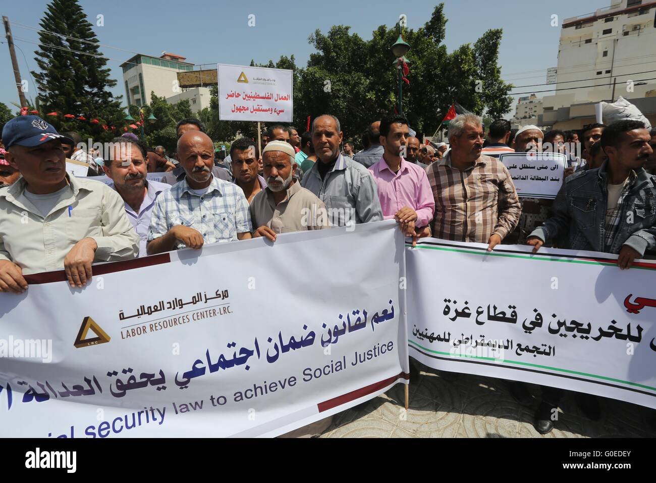 La città di Gaza, Striscia di Gaza, Territori palestinesi. Il 1 maggio, 2016. I lavoratori palestinesi dimostrare contro il blocco israeliano della Striscia di Gaza durante un rally marcatura giorno di maggio maggio su 1, 2016, nella città di Gaza. Israele ha mantenuto un blocco della Striscia di Gaza dal 2006, e recentemente vietato la fornitura del cemento e dei materiali da costruzione per il settore privato, citando le preoccupazioni di sicurezza Credit: Mohammed Asad/immagini APA/ZUMA filo/Alamy Live News Foto Stock