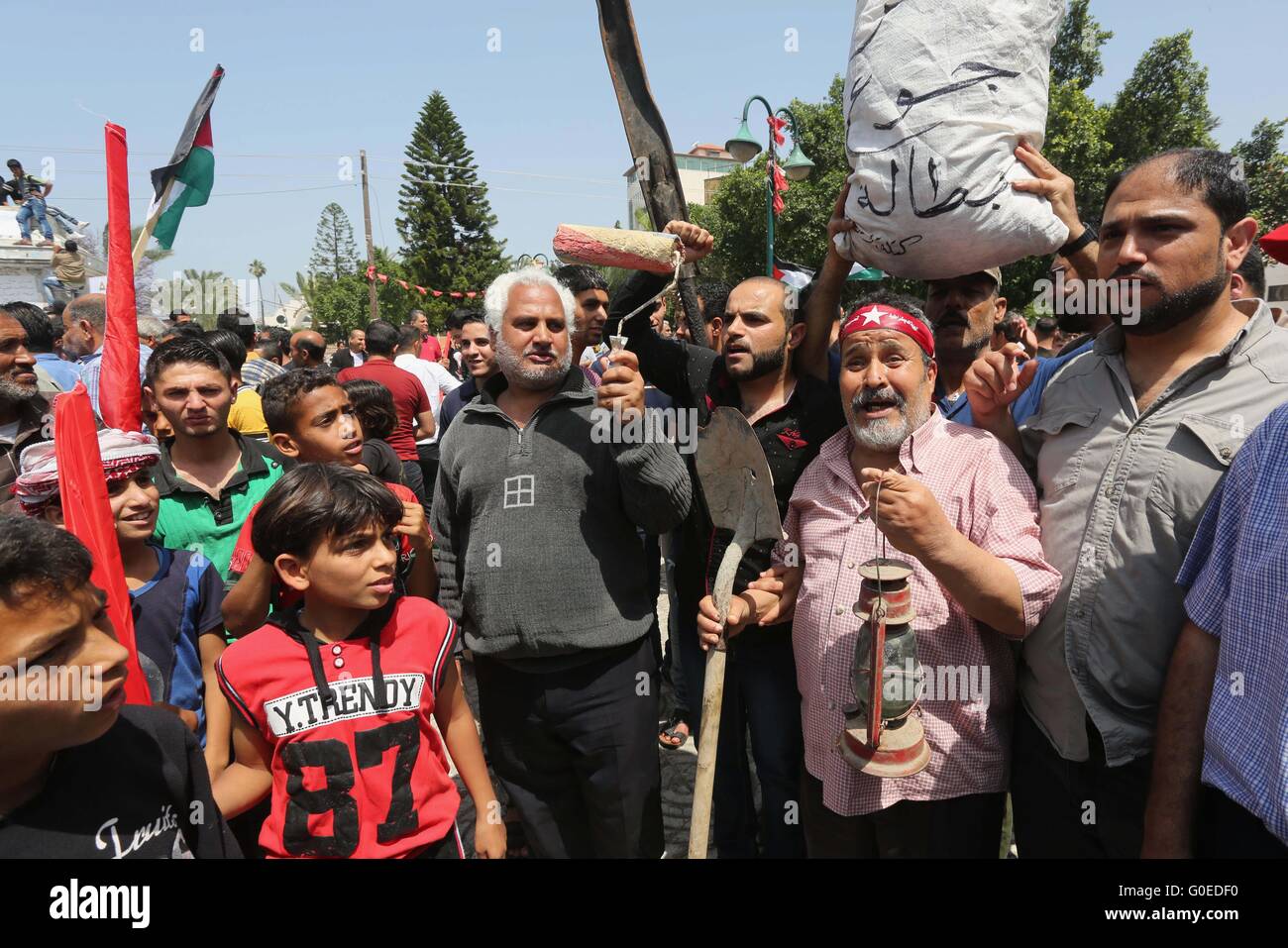 La città di Gaza, Striscia di Gaza, Territori palestinesi. Il 1 maggio, 2016. I lavoratori palestinesi dimostrare contro il blocco israeliano della Striscia di Gaza durante un rally marcatura giorno di maggio maggio su 1, 2016, nella città di Gaza. Israele ha mantenuto un blocco della Striscia di Gaza dal 2006, e recentemente vietato la fornitura del cemento e dei materiali da costruzione per il settore privato, citando le preoccupazioni di sicurezza Credit: Mohammed Asad/immagini APA/ZUMA filo/Alamy Live News Foto Stock