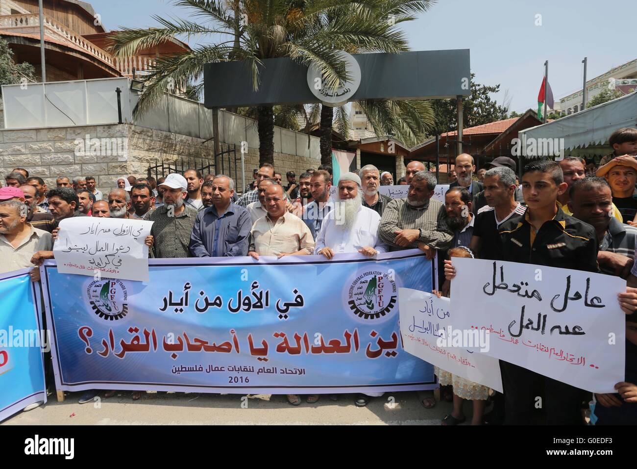 La città di Gaza, Striscia di Gaza, Territori palestinesi. Il 1 maggio, 2016. I lavoratori palestinesi dimostrare contro il blocco israeliano della Striscia di Gaza durante un rally marcatura giorno di maggio maggio su 1, 2016, nella città di Gaza. Israele ha mantenuto un blocco della Striscia di Gaza dal 2006, e recentemente vietato la fornitura del cemento e dei materiali da costruzione per il settore privato, citando le preoccupazioni di sicurezza Credit: Mohammed Asad/immagini APA/ZUMA filo/Alamy Live News Foto Stock