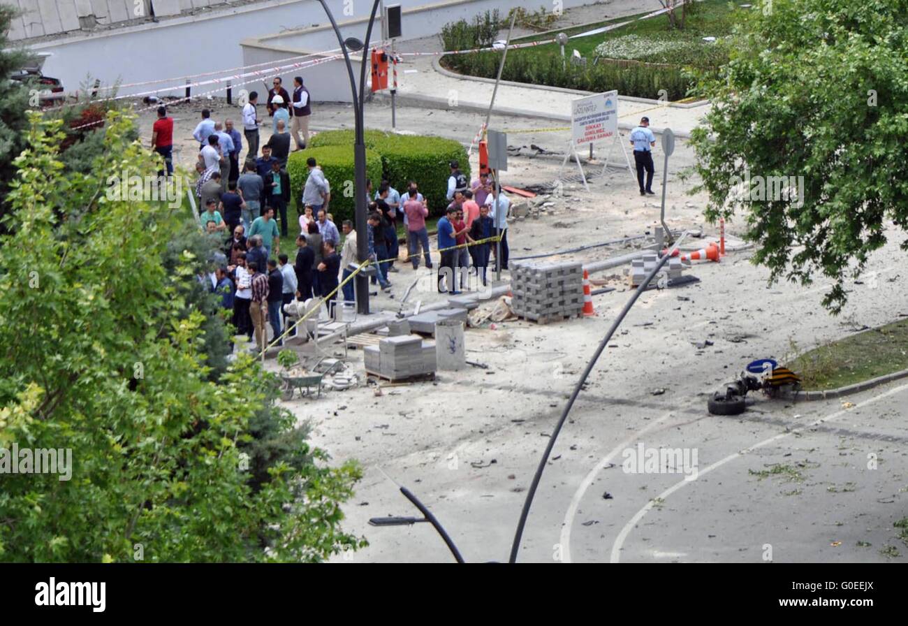 Gaziantep. Il 1 maggio, 2016. Le persone si radunano intorno all'attacco bomba site vicino alla sede della polizia nella provincia di Gaziantep di sud-est della Turchia, 1 maggio 2016. Due poliziotti sono stati uccisi in un attentato alla bomba in una sede della polizia nel sud-est della Turchia domenica, Gaziantep governatore Ali Yerlikaya confermato. Credito: Mert Macit/Xinhua/Alamy Live News Foto Stock