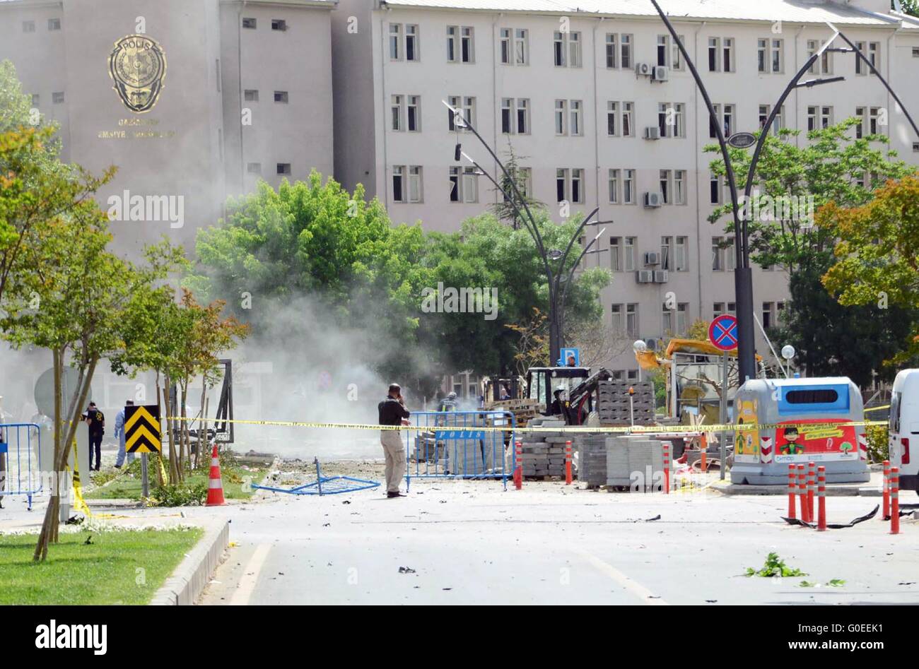 Gaziantep. Il 1 maggio, 2016. Foto scattata il 1 Maggio 2016 mostra l'attacco bomba site vicino alla sede della polizia nella provincia di Gaziantep di sud-est della Turchia. Due poliziotti sono stati uccisi in un attentato alla bomba in una sede della polizia nel sud-est della Turchia domenica, Gaziantep governatore Ali Yerlikaya confermato. Credito: Mert Macit/Xinhua/Alamy Live News Foto Stock