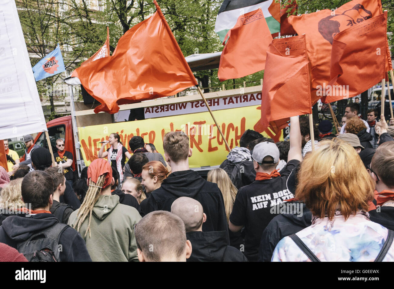 Berlin, Berlin, Germania. Il 1 maggio, 2016. Portesters durante il primo dei due importanti manifestazioni a Berlino il distretto Kreuzberg e Neukoelln il 1 maggio svoltasi sotto il motto "Keine Befreiung ohne rivoluzione! [Nessuna liberazione senza rivoluzione!]". La manifestazione è organizzata da sinistra e di estrema sinistra gruppi. Socialisti e gruppi Anti-Fascist sono state organizzando il cosiddetto ''manifestazione rivoluzionaria primo maggio di'' dal 1987. © Jan Scheunert/ZUMA filo/Alamy Live News Foto Stock