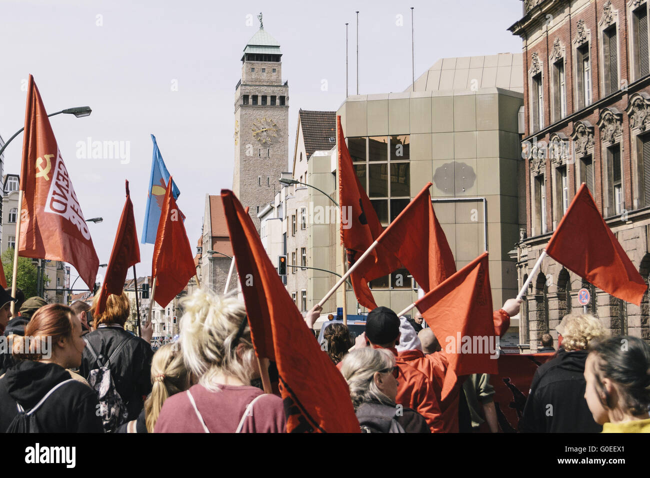 Berlin, Berlin, Germania. Il 1 maggio, 2016. Portesters durante il primo dei due importanti manifestazioni a Berlino il distretto Kreuzberg e Neukoelln il 1 maggio svoltasi sotto il motto "Keine Befreiung ohne rivoluzione! [Nessuna liberazione senza rivoluzione!]". La manifestazione è organizzata da sinistra e di estrema sinistra gruppi. Socialisti e gruppi Anti-Fascist sono state organizzando il cosiddetto ''manifestazione rivoluzionaria primo maggio di'' dal 1987. © Jan Scheunert/ZUMA filo/Alamy Live News Foto Stock