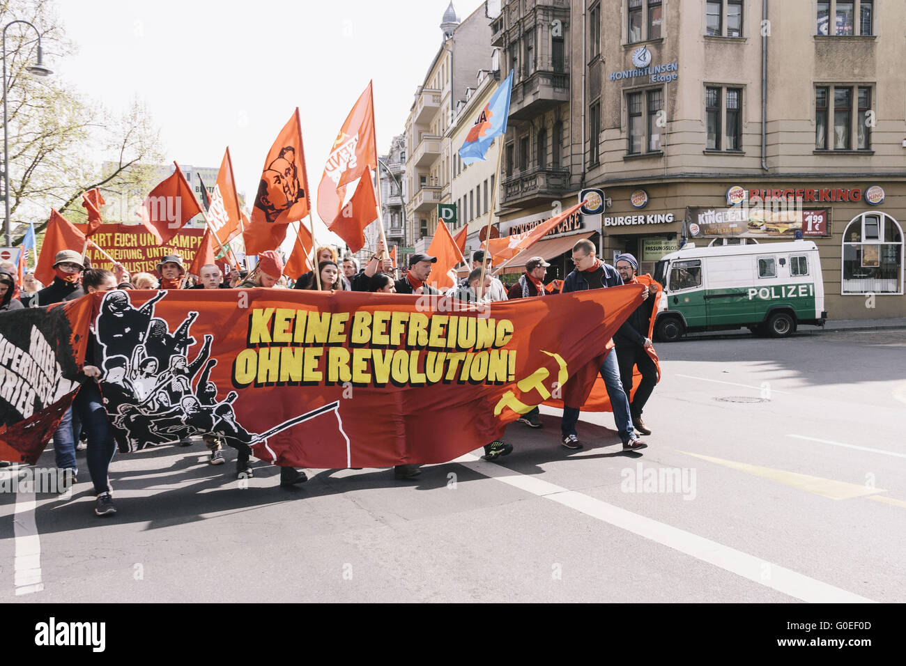 Berlin, Berlin, Germania. Il 1 maggio, 2016. Portesters durante il primo dei due importanti manifestazioni a Berlino il distretto Kreuzberg e Neukoelln il 1 maggio svoltasi sotto il motto "Keine Befreiung ohne rivoluzione! [Nessuna liberazione senza rivoluzione!]". La manifestazione è organizzata da sinistra e di estrema sinistra gruppi. Socialisti e gruppi Anti-Fascist sono state organizzando il cosiddetto ''manifestazione rivoluzionaria primo maggio di'' dal 1987. © Jan Scheunert/ZUMA filo/Alamy Live News Foto Stock