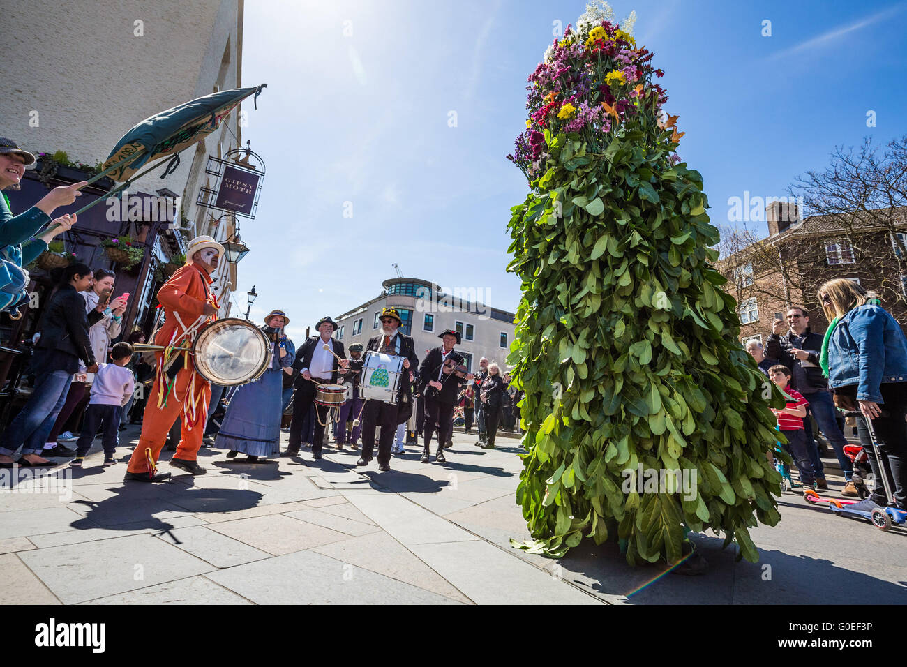 Londra, Regno Unito. Il 1 maggio 2016. La truppa Fowlers Jack nel verde della processione il giorno di maggio da Deptford a Greenwich. Originariamente da membri di Blackheath Morris uomini nei primi anni ottanta si rilancia il martinetto nel verde ha origini da circa 1906, e continua la sua celebrazione annuale marzo a partire al di fuori il cane e la campana pub in Deptford marciando attraverso Greenwich, a sud-est di Londra. Credito: Guy Corbishley/Alamy Live News Foto Stock