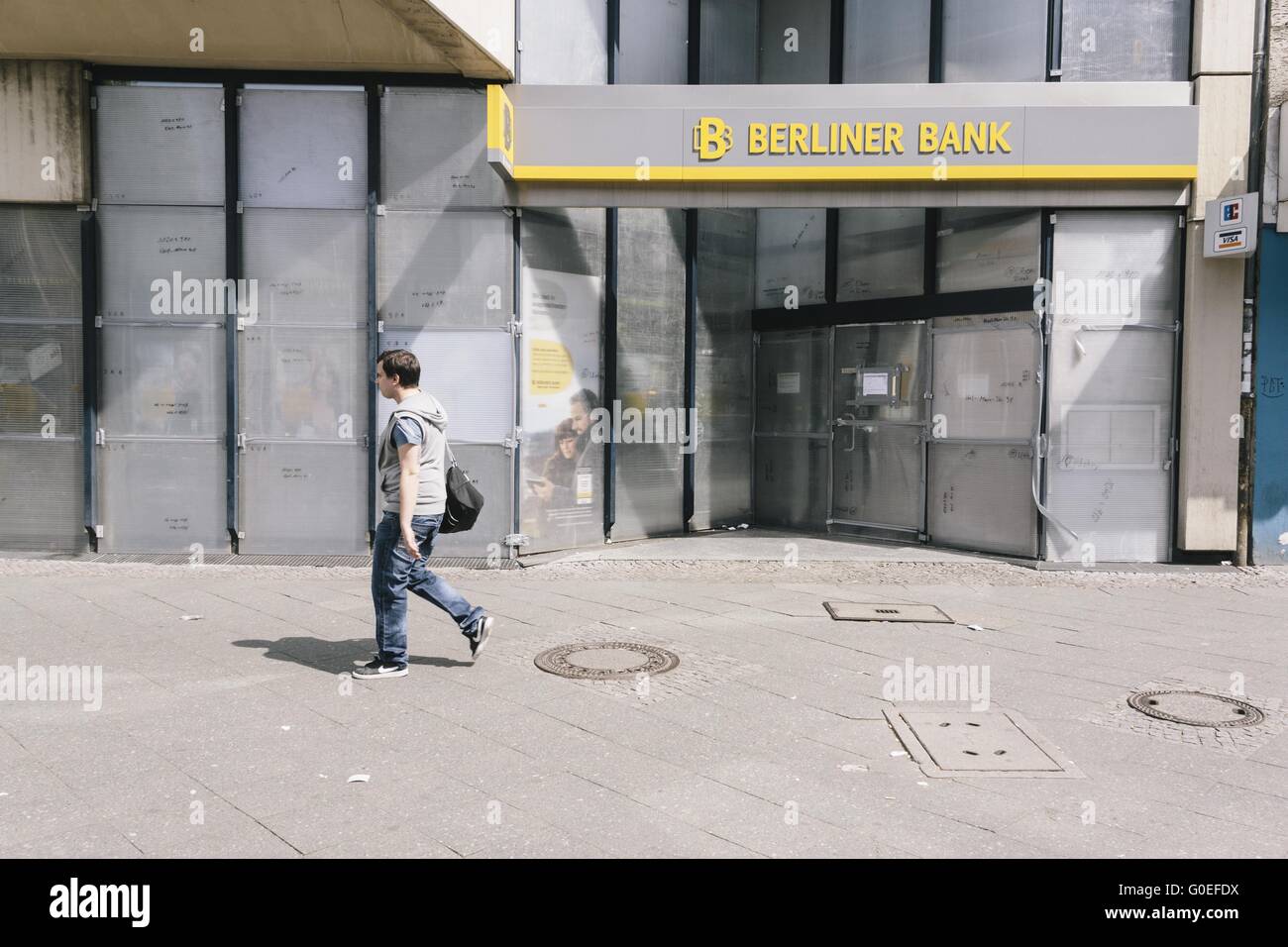 Berlin, Berlin, Germania. Il 1 maggio, 2016. La Berliner Bank in NeukÃ¶lln ha barricati le loro porte e facciate in vetro sul primo di maggio 2016. © Jan Scheunert/ZUMA filo/Alamy Live News Foto Stock