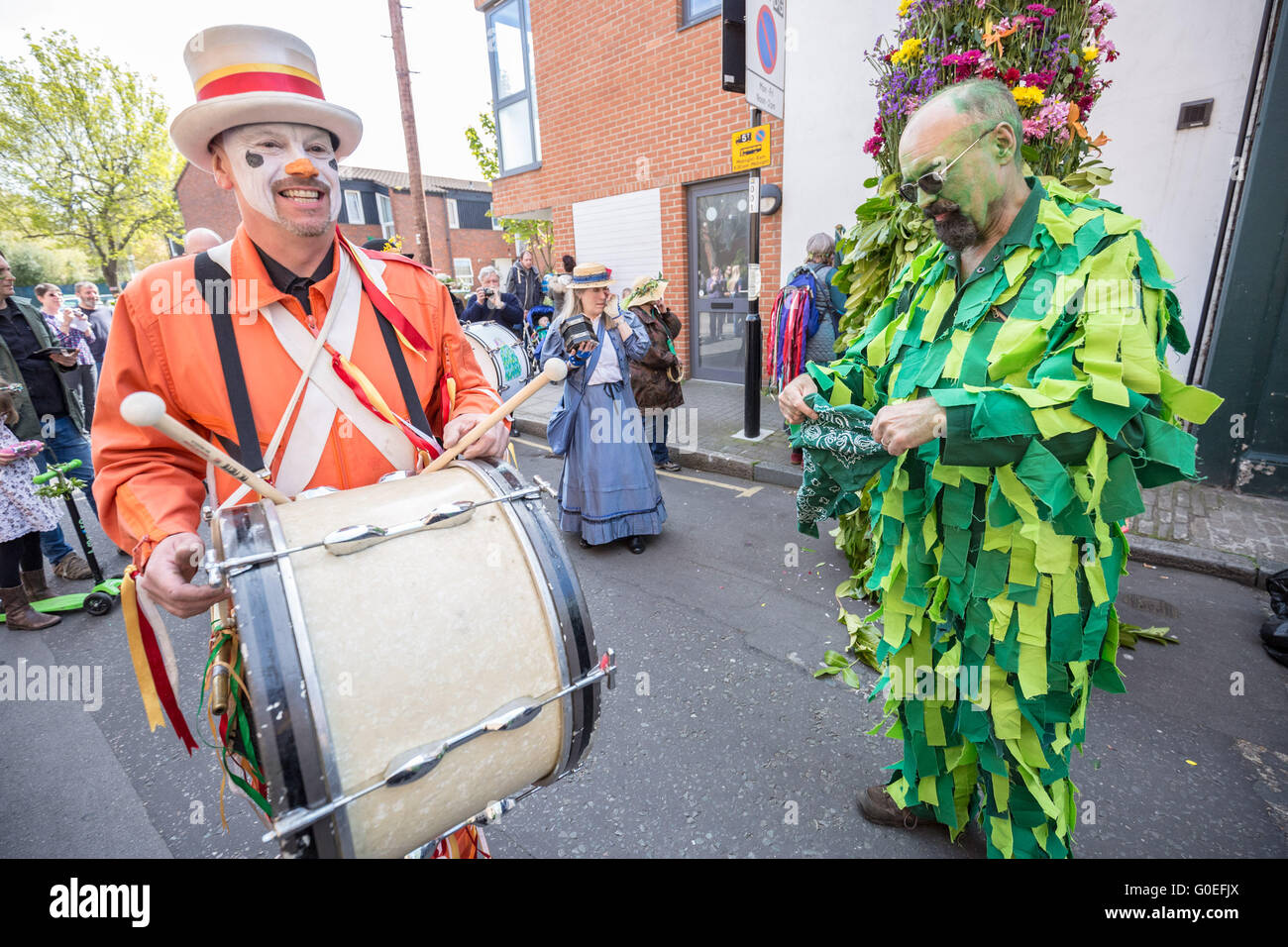 Londra, Regno Unito. Il 1 maggio 2016. La truppa Fowlers Jack nel verde della processione il giorno di maggio da Deptford a Greenwich. Originariamente da membri di Blackheath Morris uomini nei primi anni ottanta si rilancia il martinetto nel verde ha origini da circa 1906, e continua la sua celebrazione annuale marzo a partire al di fuori il cane e la campana pub in Deptford marciando attraverso Greenwich, a sud-est di Londra. Credito: Guy Corbishley/Alamy Live News Foto Stock