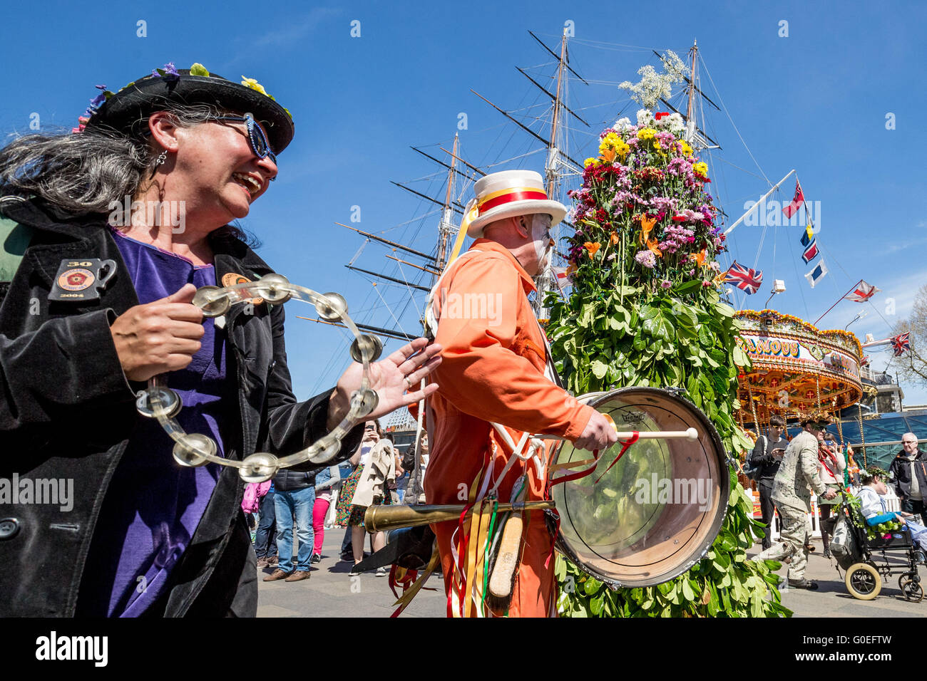 Londra, Regno Unito. Il 1 maggio 2016. La truppa Fowlers Jack nel verde della processione il giorno di maggio da Deptford a Greenwich. Originariamente da membri di Blackheath Morris uomini nei primi anni ottanta si rilancia il martinetto nel verde ha origini da circa 1906, e continua la sua celebrazione annuale marzo a partire al di fuori il cane e la campana pub in Deptford marciando attraverso Greenwich, a sud-est di Londra. Credito: Guy Corbishley/Alamy Live News Foto Stock