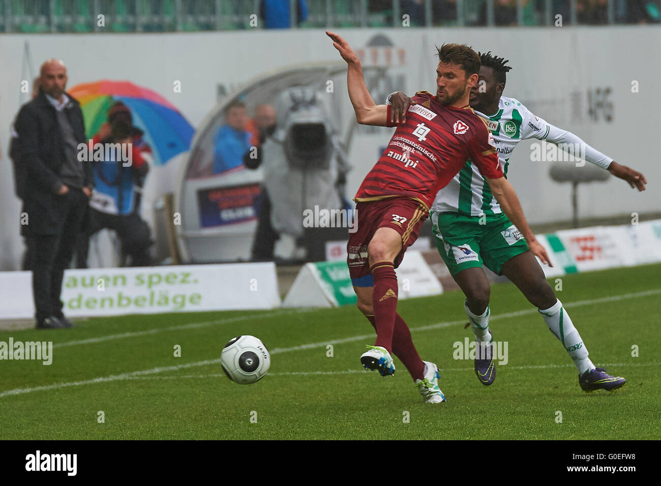 San Gallo, Svizzera. Il 1 maggio, 2016. Edgar Salli detiene Philipp Muntwiler mentre FC Vaduz coach Giorgio Contini orologi in scena la Raiffeisen Super League FC SAN GALLO contro FC Vaduz. Credito: Rolf Simeone/Alamy Live News. Foto Stock