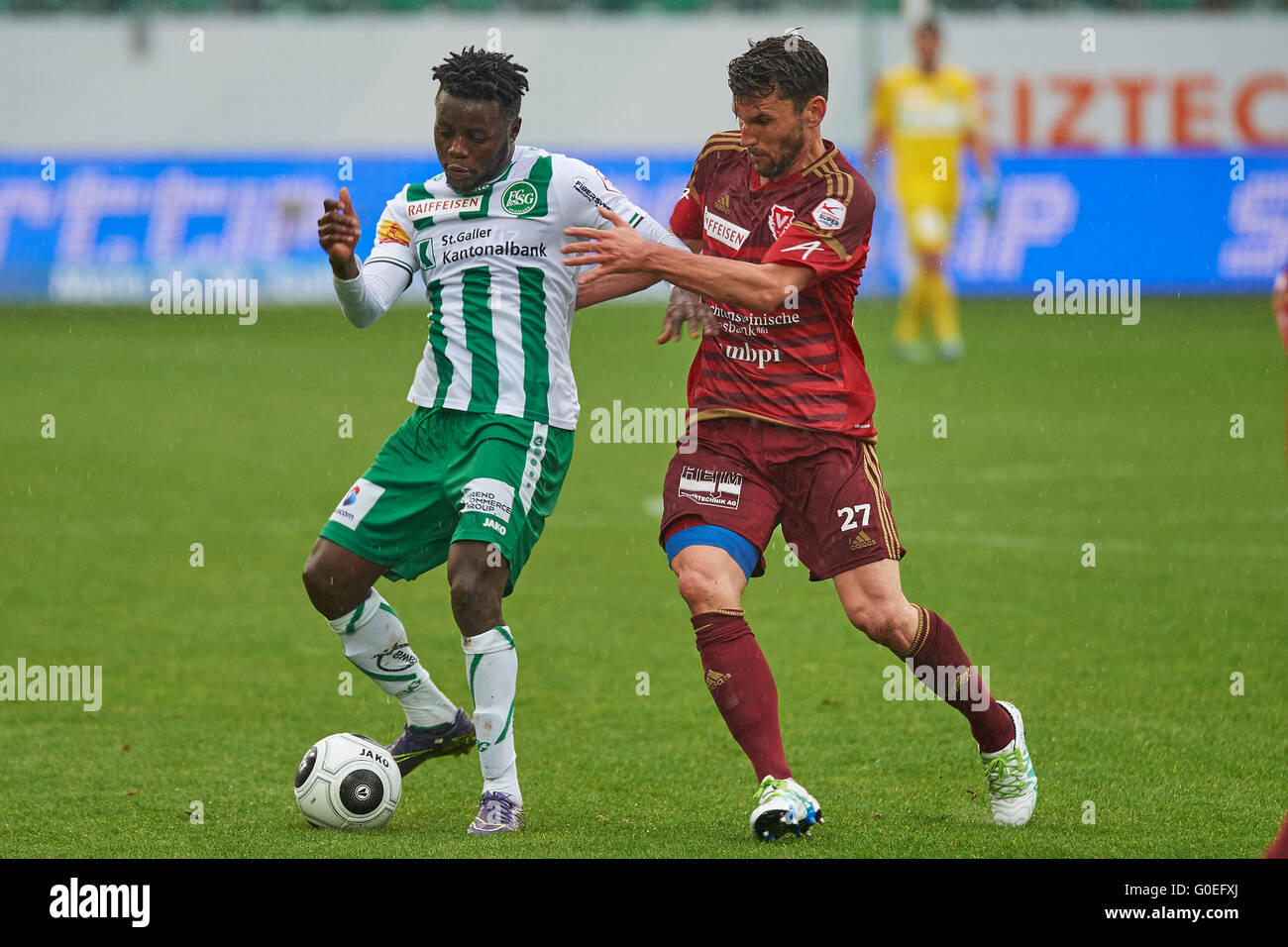 San Gallo, Svizzera. Il 1 maggio, 2016. Edgar Salli è spinto da Philipp Muntwiler in Raiffeisen Super League FC SAN GALLO contro FC Vaduz. Credito: Rolf Simeone/Alamy Live News. Foto Stock