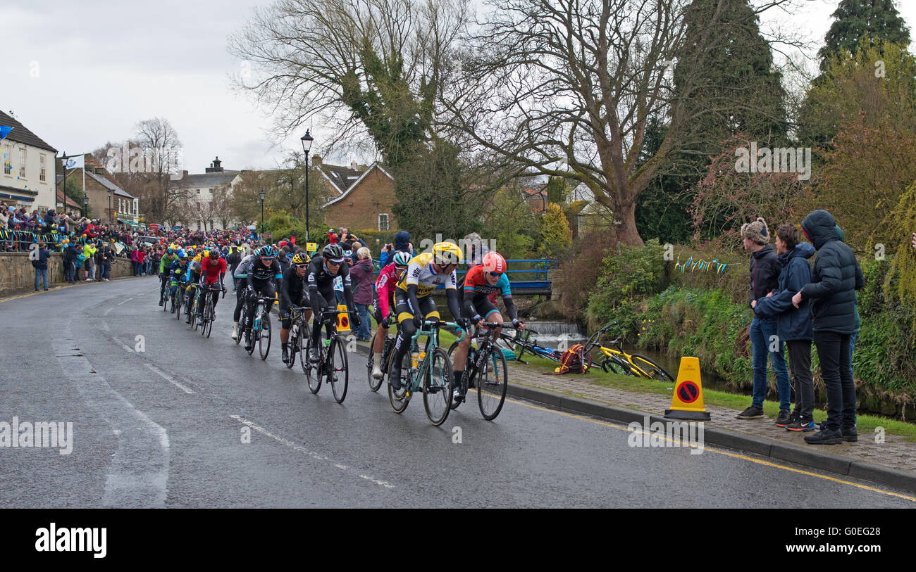 Grande Ayton, North Yorkshire, Regno Unito, 1 maggio 2016. In una piovosa mattinata, curiosi guarda il peloton principale nella fase 3 del 2016 Tour de Yorkshire corsa attraverso il villaggio. Credito: Julie friggitrice/Alamy Live News Foto Stock