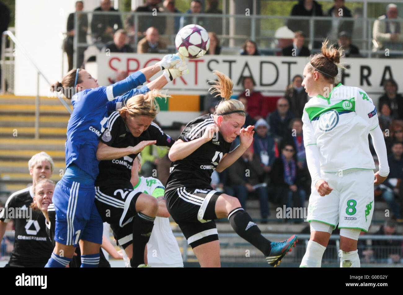 Francoforte è il portiere Desiree Schumann (L) rende un salvataggio di fronte ai suoi compagni di squadra Saskia Bartusiak (2-L) e Marith Priessen (2-R) prima di Wolfsburg di Babette Pietro (R) è in grado di eseguire una testata durante la donna della UEFA Champions League semi finale seconda gamba partita di calcio tra 1. FFC Francoforte e VfL Wolfsburg al Stadion am Brentanobad in Frankfurt am Main, Germania, 01 maggio 2016. Foto: FRANK RUMPENHORST/dpa Foto Stock