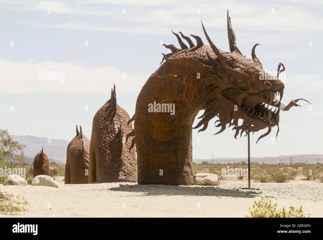 Los Angeles, California, USA. 29 apr, 2016. Serpente scultura, dalla ''Sky Art''-raccolta di filantropo Dennis Avery, sono visti a Prati Galleta Estates in Borrego Springs, California nel mese di aprile 2016. Galleta Prati è aperto al pubblico e comprende più di 130 sculture. © Ringo Chiu/ZUMA filo/Alamy Live News Foto Stock