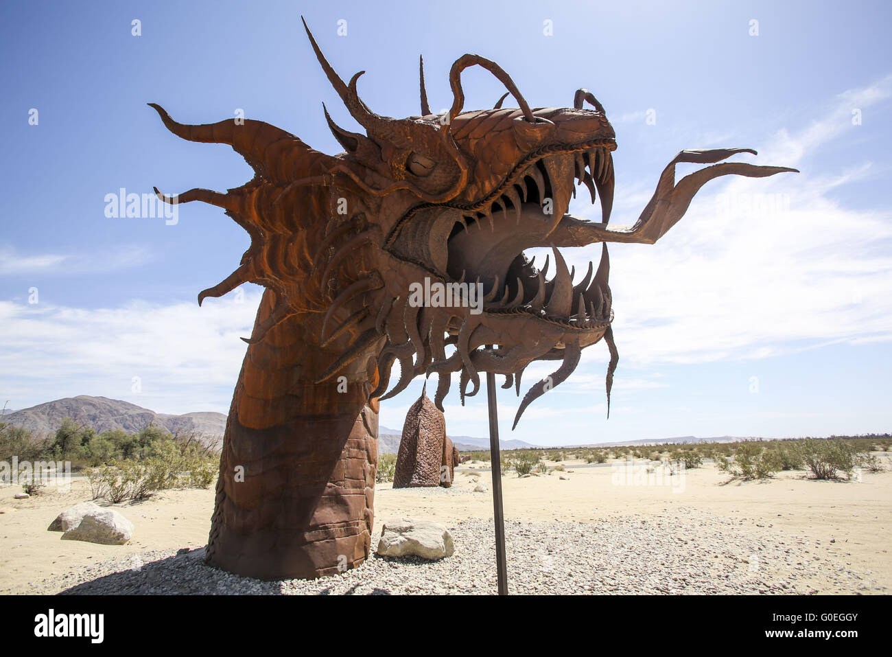 Los Angeles, California, USA. 29 apr, 2016. Serpente scultura, dalla ''Sky Art''-raccolta di filantropo Dennis Avery, sono visti a Prati Galleta Estates in Borrego Springs, California nel mese di aprile 2016. Galleta Prati è aperto al pubblico e comprende più di 130 sculture. © Ringo Chiu/ZUMA filo/Alamy Live News Foto Stock