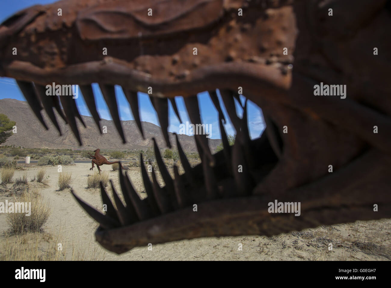 Los Angeles, California, USA. 29 apr, 2016. Serpente scultura, dalla ''Sky Art''-raccolta di filantropo Dennis Avery, sono visti a Prati Galleta Estates in Borrego Springs, California nel mese di aprile 2016. Galleta Prati è aperto al pubblico e comprende più di 130 sculture. © Ringo Chiu/ZUMA filo/Alamy Live News Foto Stock