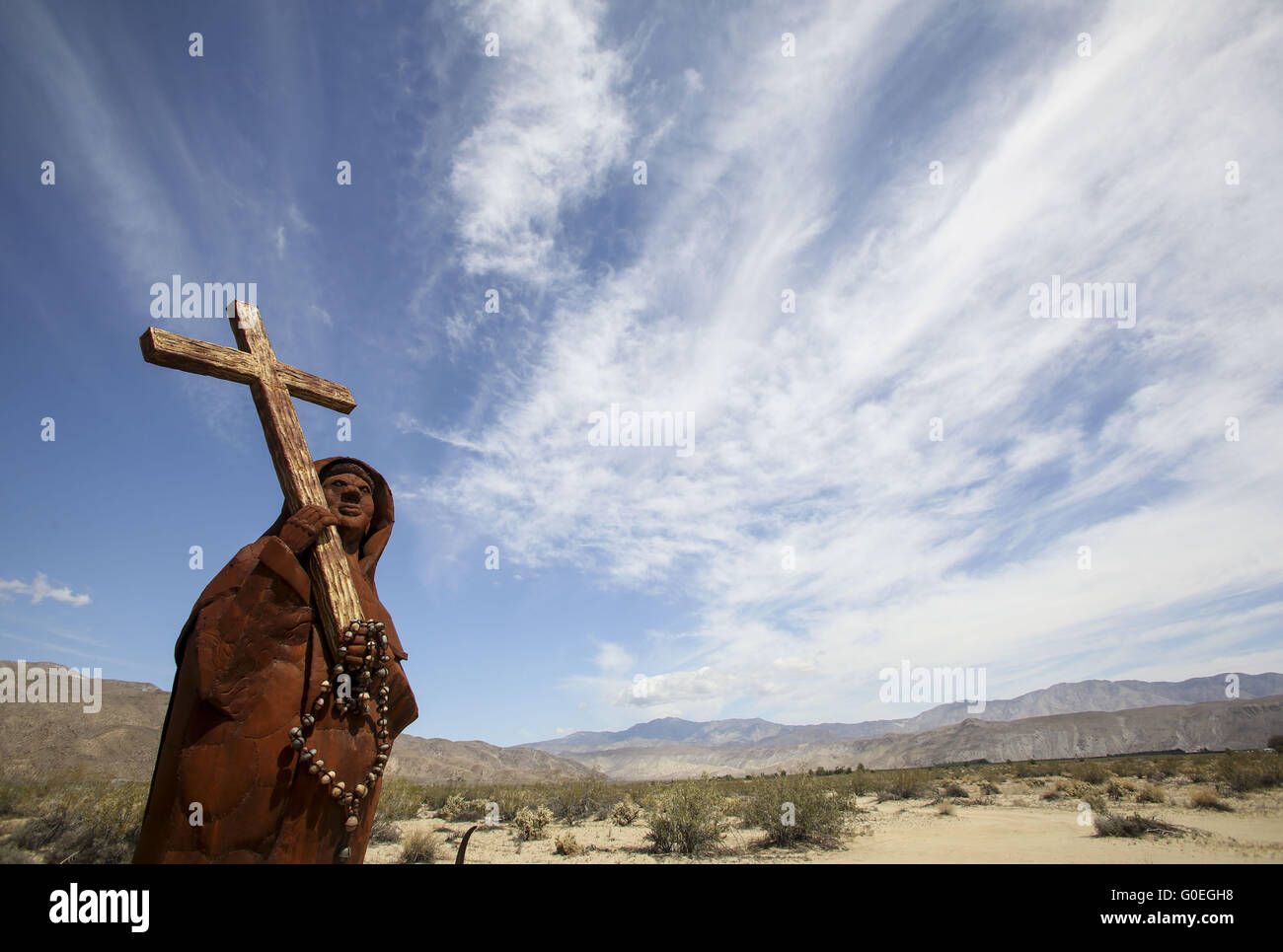 Los Angeles, California, USA. 29 apr, 2016. Serpente scultura, dalla ''Sky Art''-raccolta di filantropo Dennis Avery, sono visti a Prati Galleta Estates in Borrego Springs, California nel mese di aprile 2016. Galleta Prati è aperto al pubblico e comprende più di 130 sculture. © Ringo Chiu/ZUMA filo/Alamy Live News Foto Stock