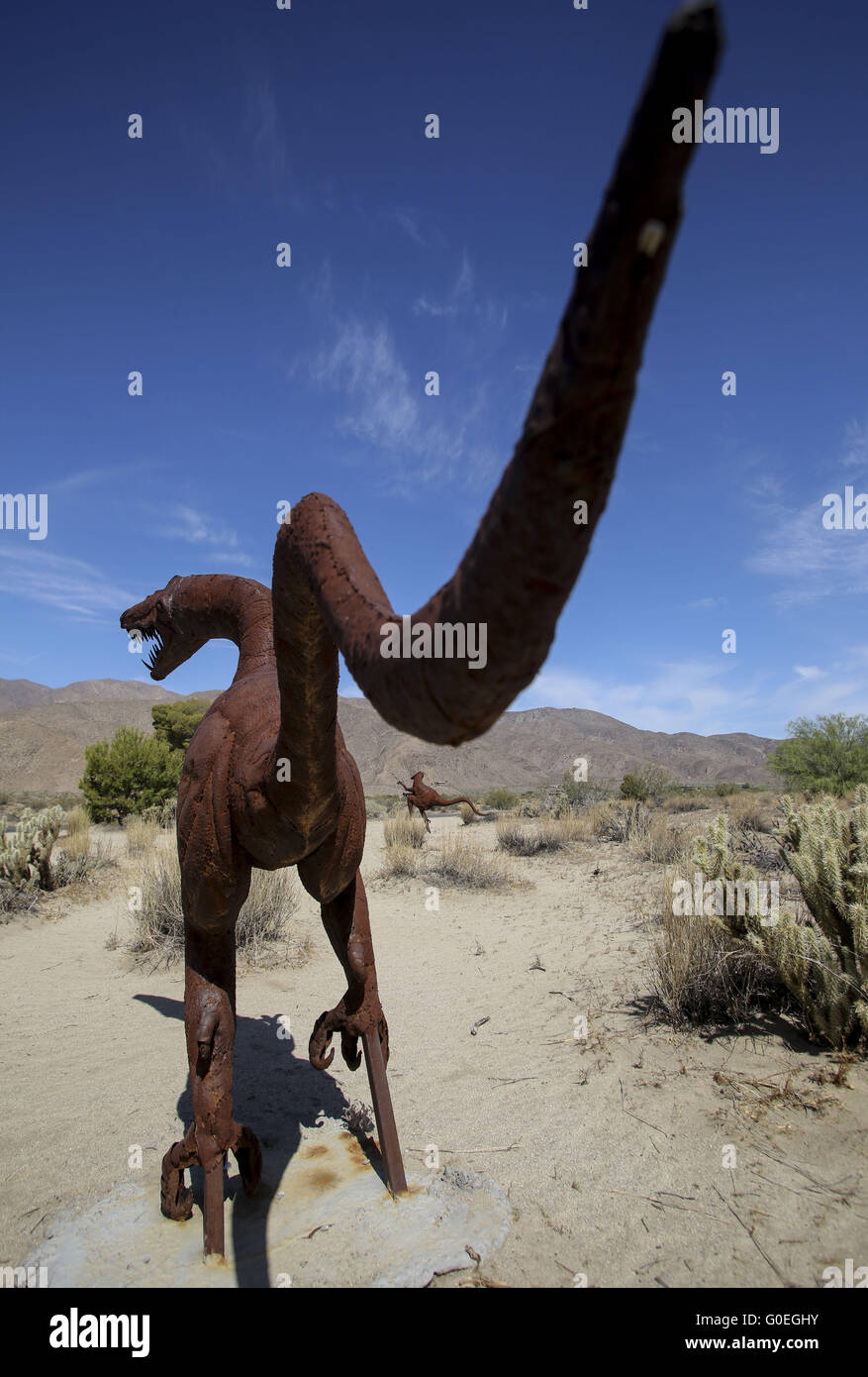 Los Angeles, California, USA. 29 apr, 2016. Serpente scultura, dalla ''Sky Art''-raccolta di filantropo Dennis Avery, sono visti a Prati Galleta Estates in Borrego Springs, California nel mese di aprile 2016. Galleta Prati è aperto al pubblico e comprende più di 130 sculture. © Ringo Chiu/ZUMA filo/Alamy Live News Foto Stock