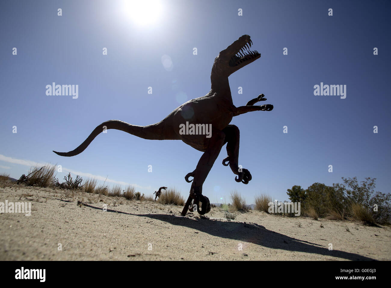 Los Angeles, California, USA. 29 apr, 2016. Serpente scultura, dalla ''Sky Art''-raccolta di filantropo Dennis Avery, sono visti a Prati Galleta Estates in Borrego Springs, California nel mese di aprile 2016. Galleta Prati è aperto al pubblico e comprende più di 130 sculture. © Ringo Chiu/ZUMA filo/Alamy Live News Foto Stock