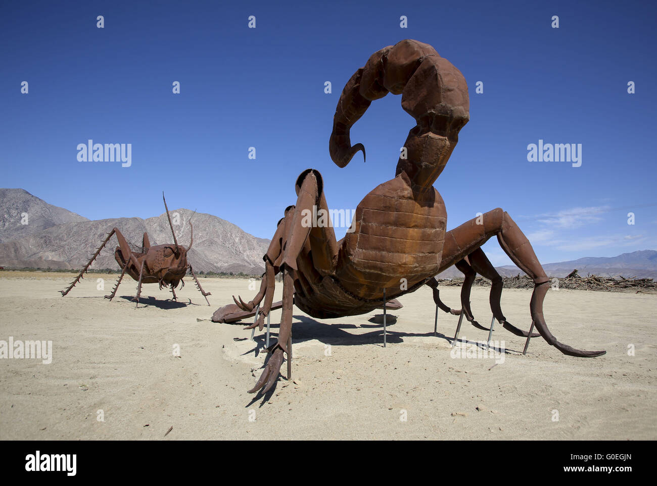 Los Angeles, California, USA. 29 apr, 2016. Serpente scultura, dalla ''Sky Art''-raccolta di filantropo Dennis Avery, sono visti a Prati Galleta Estates in Borrego Springs, California nel mese di aprile 2016. Galleta Prati è aperto al pubblico e comprende più di 130 sculture. © Ringo Chiu/ZUMA filo/Alamy Live News Foto Stock