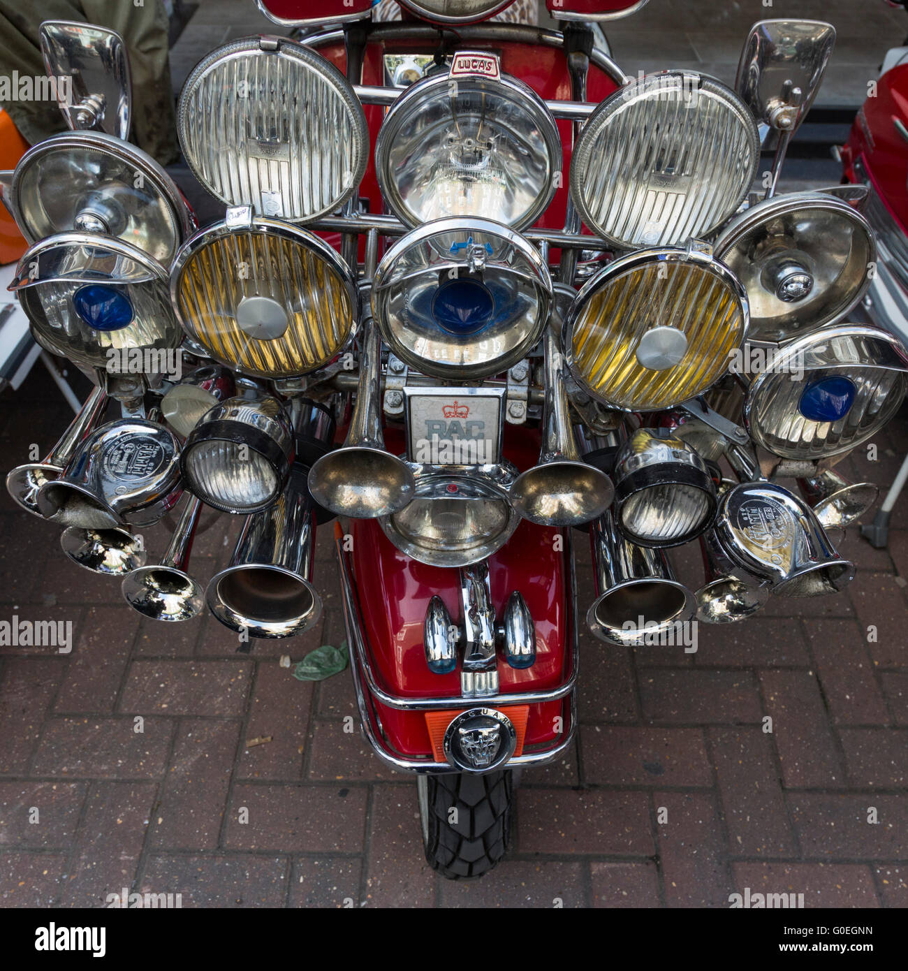 Londra, Regno Unito. 1 maggio 2016. Scooterists raccogliere in Carnaby Street prima dell'esecuzione. Centinaia di scooterists prendere parte all'annuale Buckingham Palace Scooter Run nel centro di Londra. © Immagini vibranti/Alamy Foto Stock