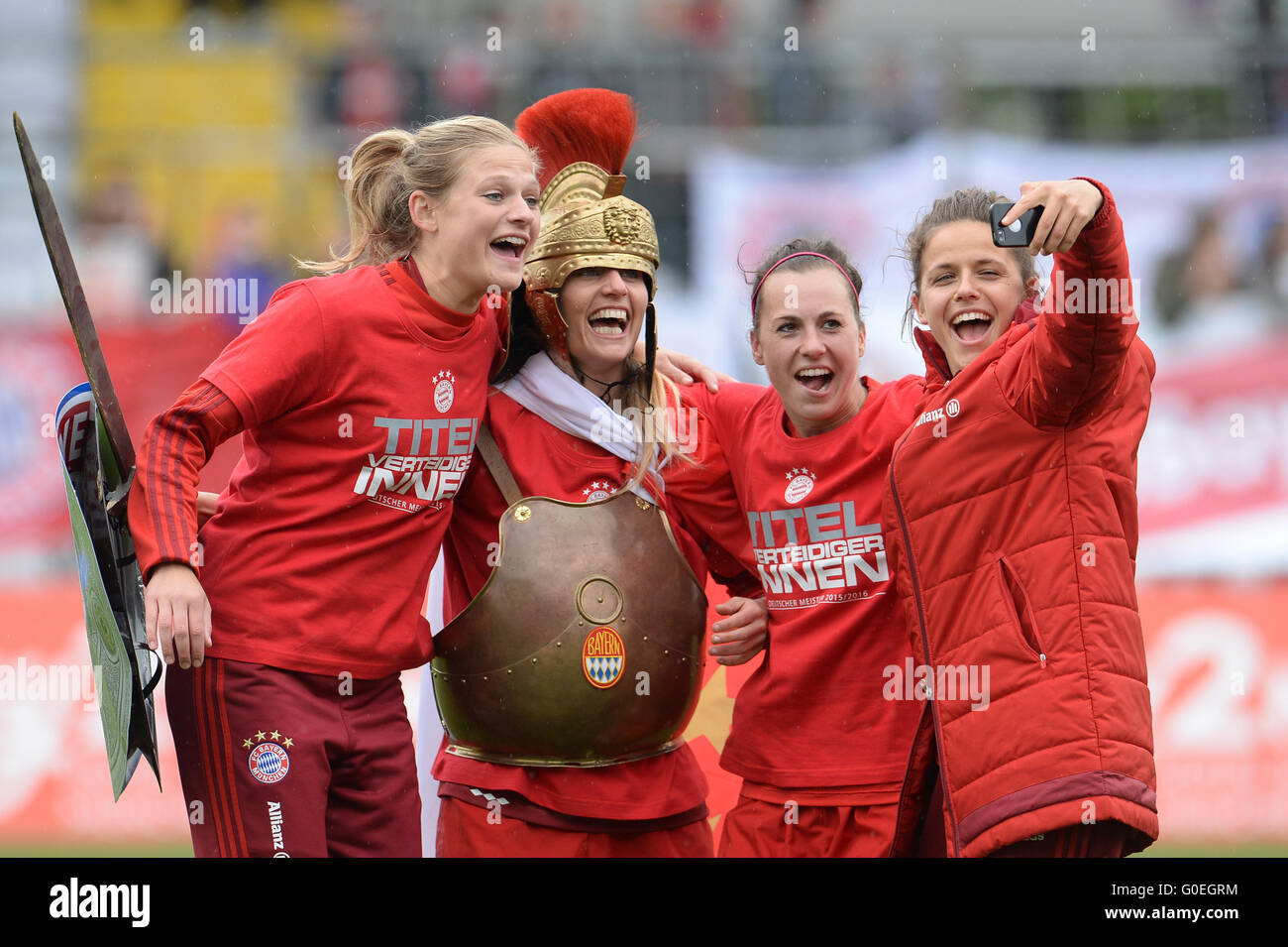 Monaco di Baviera, Germania. 01 Maggio, 2016. Monaco di Baviera è carina Wenninger (L-R), Raffaella Manieri, Viktoria Schnaderbeck e Laura Feiersinger festeggiare la conquista del campionato tedesco dopo il tedesco della donna Bundesliga partita di calcio tra il Bayern Monaco e Bayer Leverkusen in Monaco di Baviera, Germania, 01 maggio 2016. Foto: ANDREAS GEBERT/dpa/Alamy Live News Foto Stock