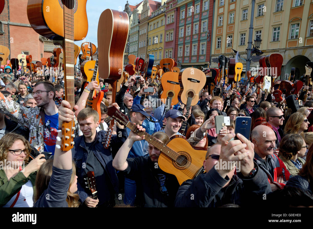 Wroclaw, Polonia. Il 1 maggio, 2016. Oltre 7 migliaia di chitarristi di raggiungere nuovi record di Guiness giocando Hey Joe durante Grazie Jimi Festival il 1 maggio 2016 a Wroclaw in Polonia. Credito: Bartlomiej Magierowski/Alamy Live News Foto Stock