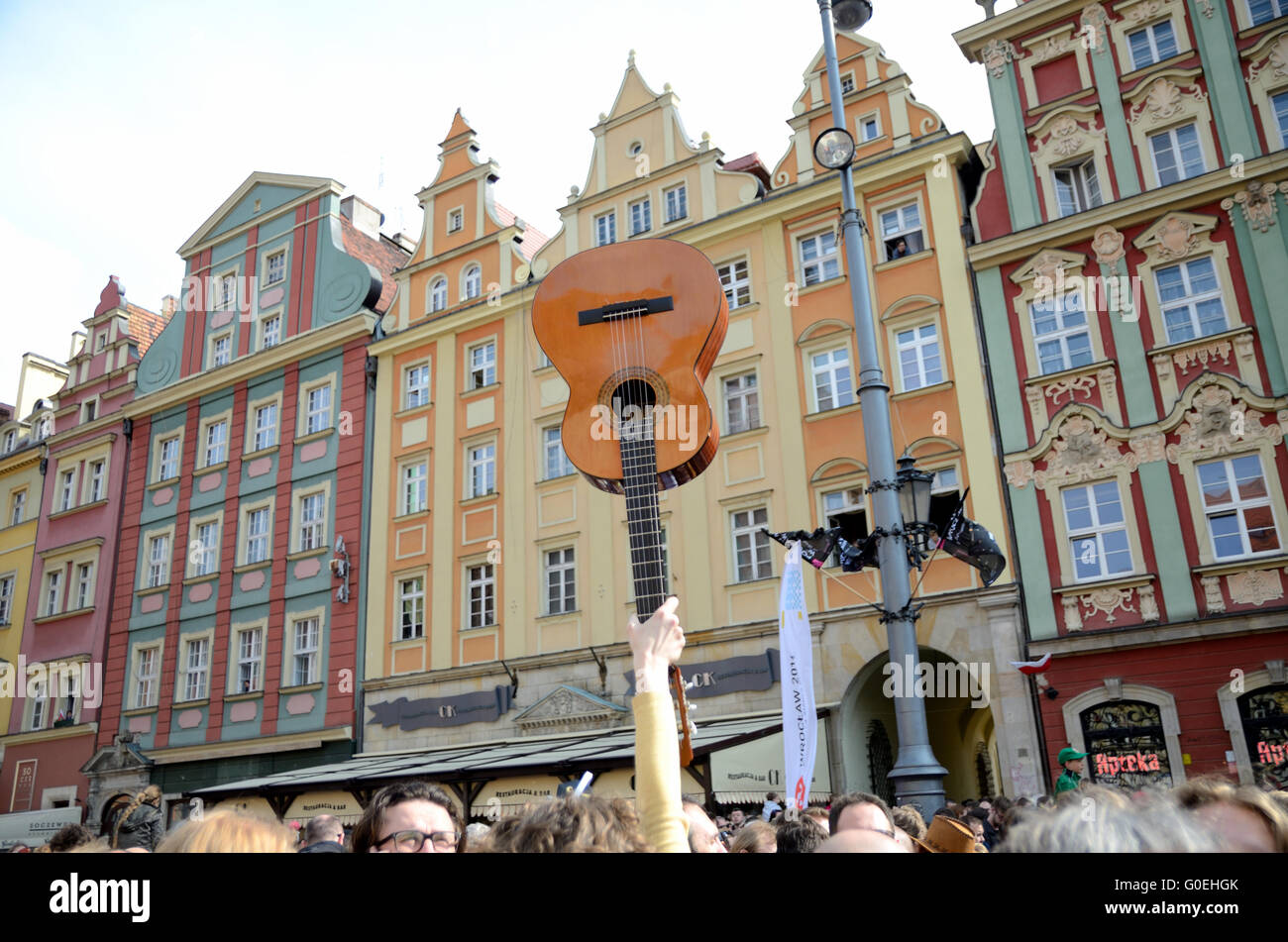 Wroclaw, Polonia. Il 1 maggio, 2016. Uno dei 7356 chitarre che aiuta a raggiungere il nuovo Guitar Guinness Record Con Hey Joe durante Grazie Jimi Festival il 1 maggio 2016 a Wroclaw in Polonia. Credito: Bartlomiej Magierowski/Alamy Live News Foto Stock