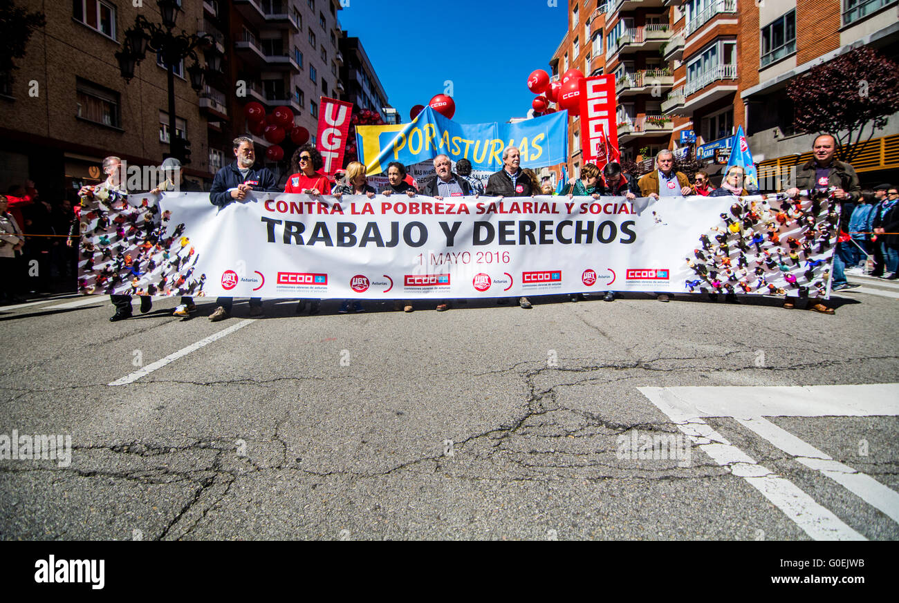 Oviedo, Spagna. Il 1 maggio, 2016. Migliaia di dimostranti protesta durante il giorno di maggio Rally in commemorazione della Internazionale dei Lavoratori il giorno 1 maggio 2016 a Oviedo, Spagna. Credito: David Gato/Alamy Live News Foto Stock