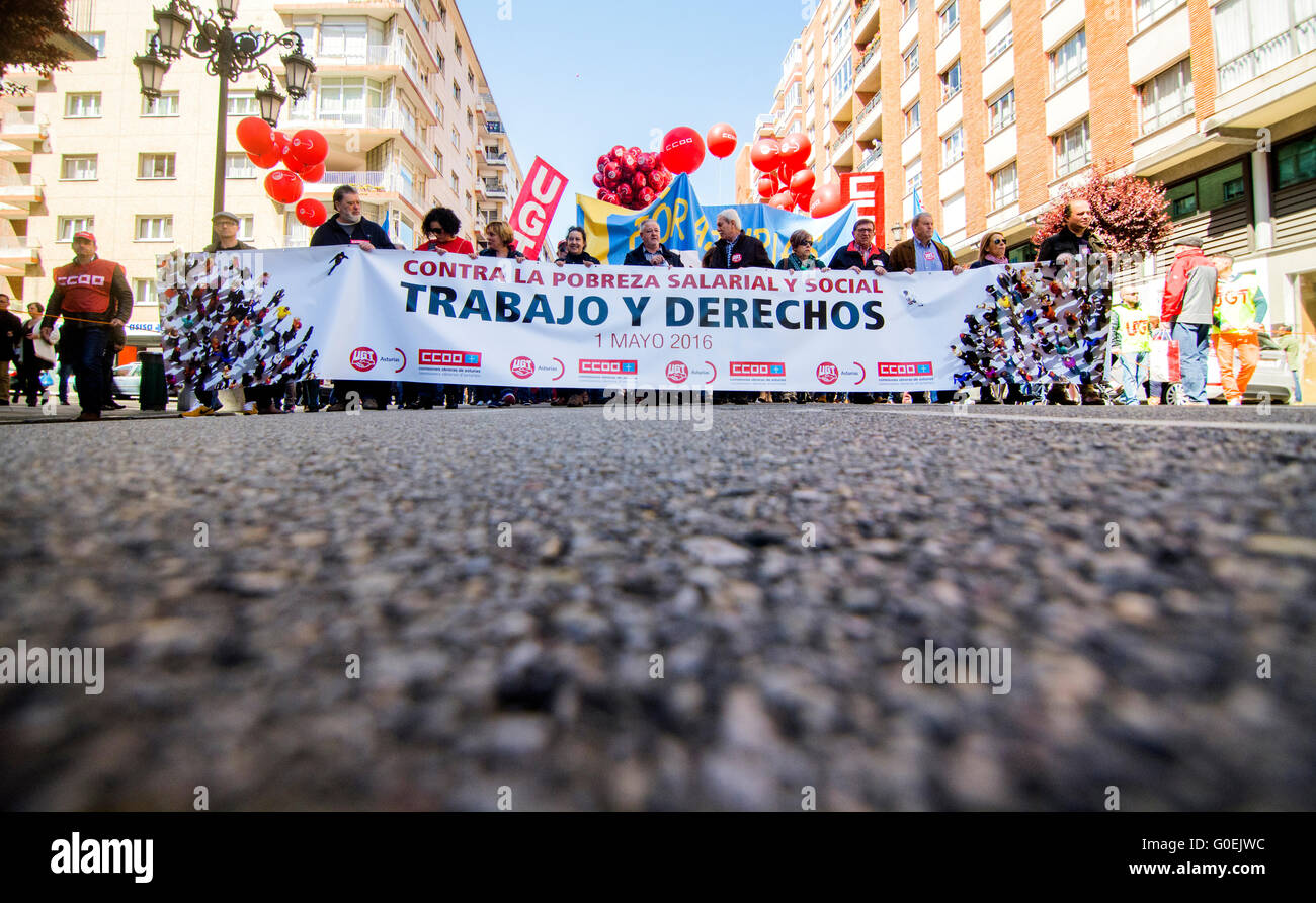 Oviedo, Spagna. Il 1 maggio, 2016. Migliaia di dimostranti protesta durante il giorno di maggio Rally in commemorazione della Internazionale dei Lavoratori il giorno 1 maggio 2016 a Oviedo, Spagna. Credito: David Gato/Alamy Live News Foto Stock