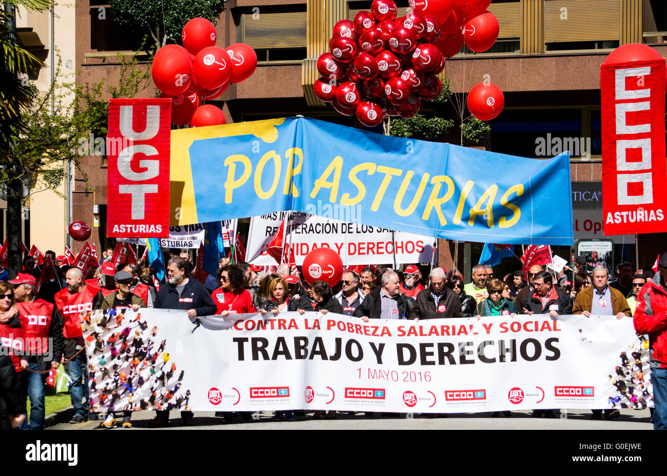 Oviedo, Spagna. Il 1 maggio, 2016. Migliaia di dimostranti protesta durante il giorno di maggio Rally in commemorazione della Internazionale dei Lavoratori il giorno 1 maggio 2016 a Oviedo, Spagna. Credito: David Gato/Alamy Live News Foto Stock