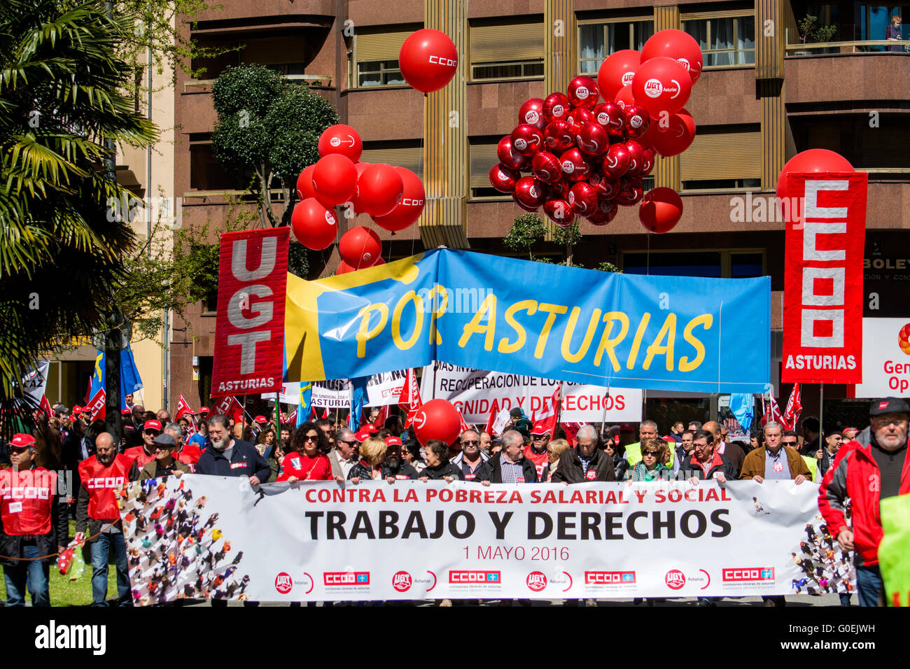 Oviedo, Spagna. Il 1 maggio, 2016. Migliaia di dimostranti protesta durante il giorno di maggio Rally in commemorazione della Internazionale dei Lavoratori il giorno 1 maggio 2016 a Oviedo, Spagna. Credito: David Gato/Alamy Live News Foto Stock