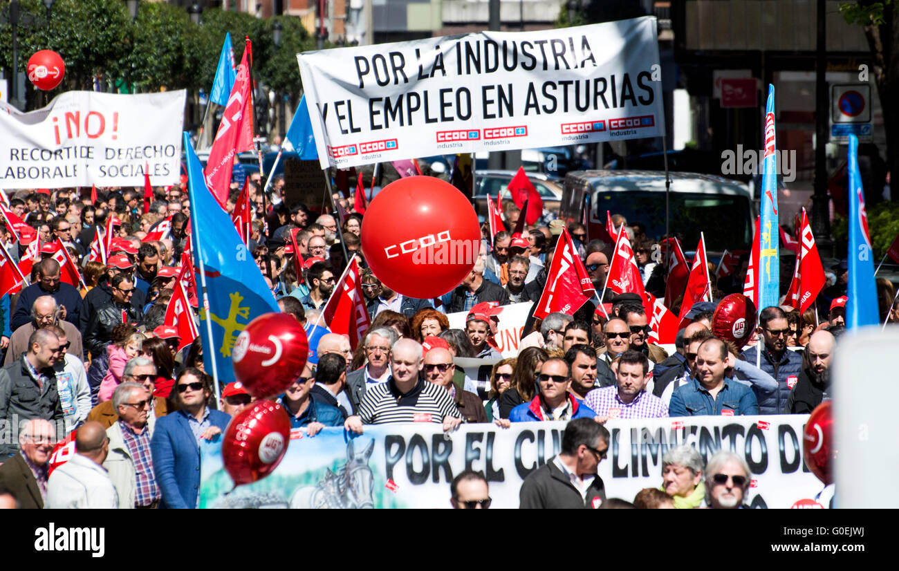 Oviedo, Spagna. Il 1 maggio, 2016. Migliaia di dimostranti protesta durante il giorno di maggio Rally in commemorazione della Internazionale dei Lavoratori il giorno 1 maggio 2016 a Oviedo, Spagna. Credito: David Gato/Alamy Live News Foto Stock