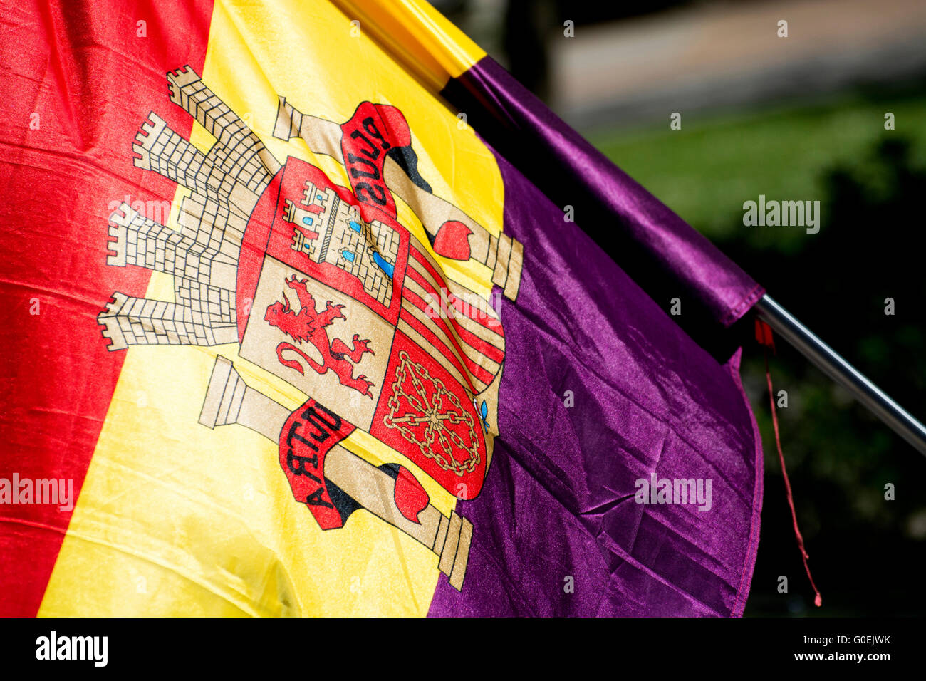 Oviedo, Spagna. Il 1 maggio, 2016. Il repubblicano spagnolo bandiera durante il giorno di maggio Rally in commemorazione della Internazionale dei Lavoratori il giorno 1 maggio 2016 a Oviedo, Spagna. Credito: David Gato/Alamy Live News Foto Stock