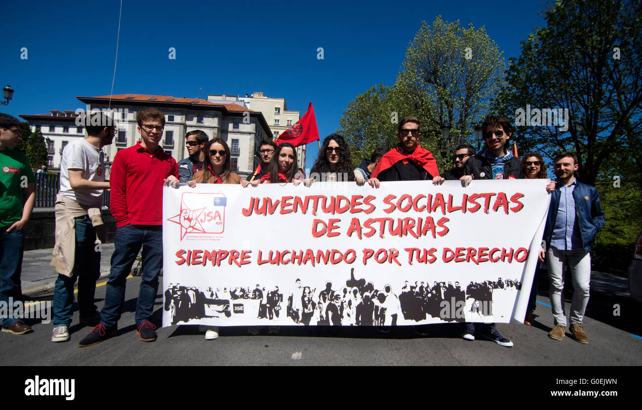 Oviedo, Spagna. Il 1 maggio, 2016. Migliaia di dimostranti protesta durante il giorno di maggio Rally in commemorazione della Internazionale dei Lavoratori il giorno 1 maggio 2016 a Oviedo, Spagna. Credito: David Gato/Alamy Live News Foto Stock