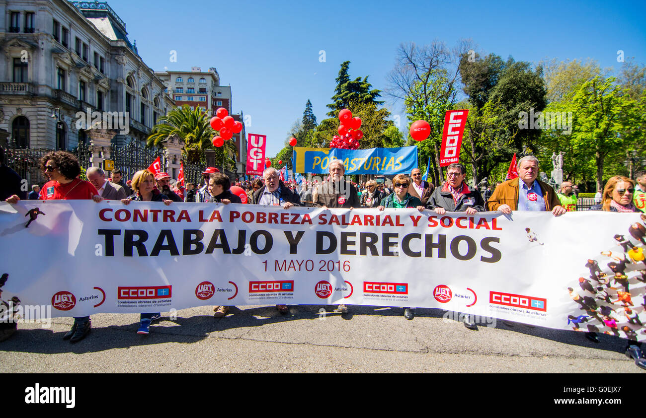 Oviedo, Spagna. Il 1 maggio, 2016. Migliaia di dimostranti protesta durante il giorno di maggio Rally in commemorazione della Internazionale dei Lavoratori il giorno 1 maggio 2016 a Oviedo, Spagna. Credito: David Gato/Alamy Live News Foto Stock