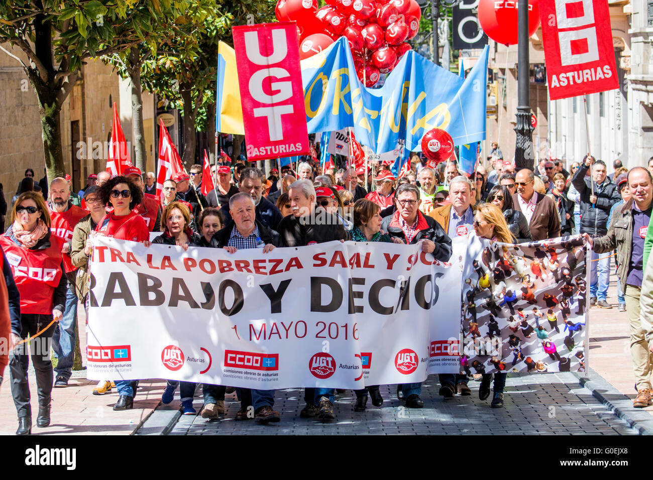 Oviedo, Spagna. Il 1 maggio, 2016. Migliaia di dimostranti protesta durante il giorno di maggio Rally in commemorazione della Internazionale dei Lavoratori il giorno 1 maggio 2016 a Oviedo, Spagna. Credito: David Gato/Alamy Live News Foto Stock