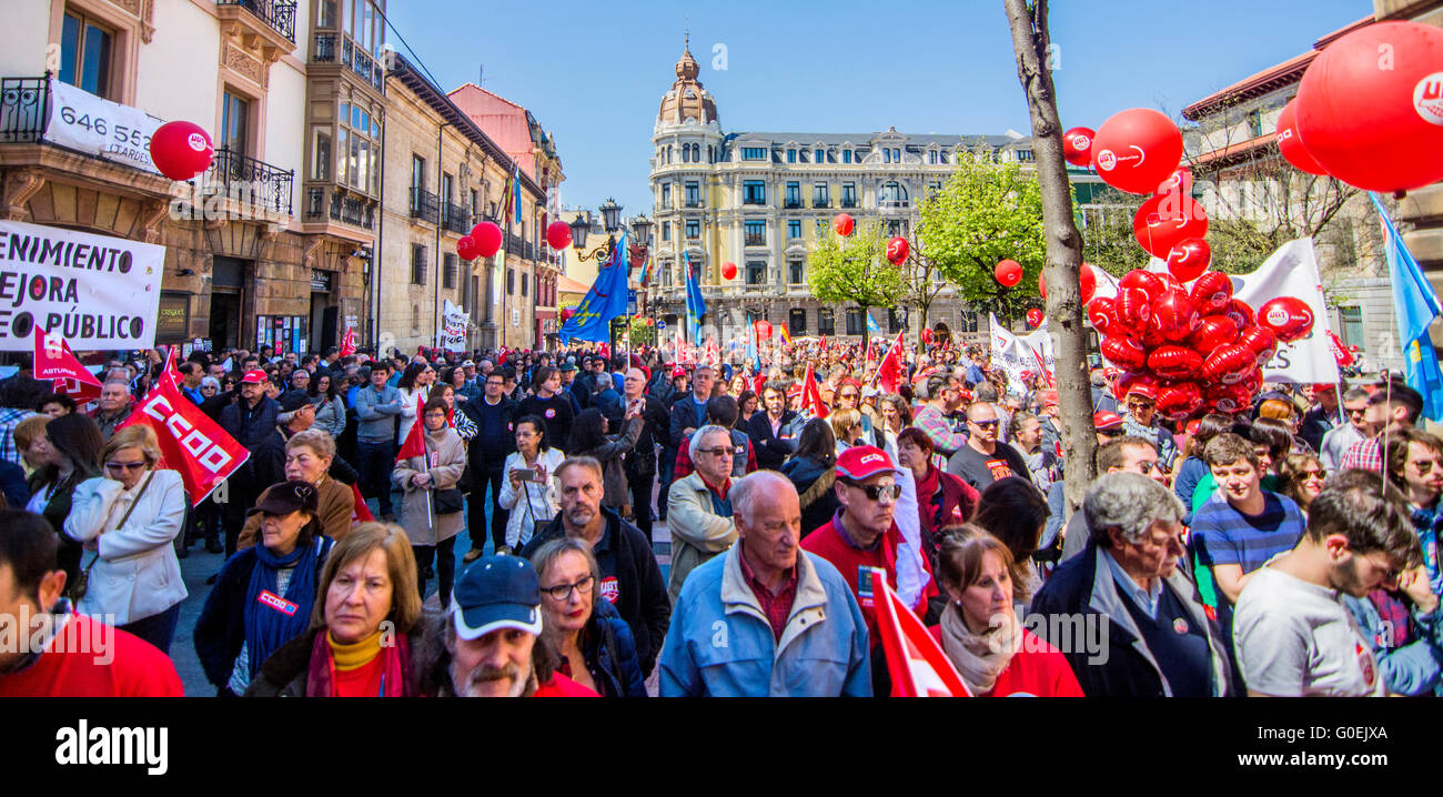 Oviedo, Spagna. Il 1 maggio, 2016. Migliaia di dimostranti protesta durante il giorno di maggio Rally in commemorazione della Internazionale dei Lavoratori il giorno 1 maggio 2016 a Oviedo, Spagna. Credito: David Gato/Alamy Live News Foto Stock