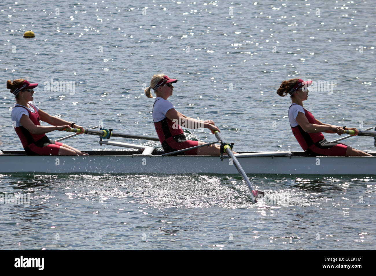 Dorney Lake, Eton, Berkshire, Regno Unito. Il 1 maggio 2016. Equipaggio femmina canottaggio presso l annuale Wallingford regata a Dorney Lake, Eton Credito: Julia Gavin UK/Alamy Live News Foto Stock