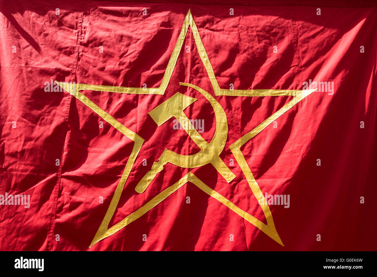 Londra, Regno Unito. 1 maggio 2016. Bandiera rossa con stella a cinque punte e martello e falce. Rally del giorno di maggio a Londra. Credit: VIBRANT Pictures/Alamy Live News Foto Stock
