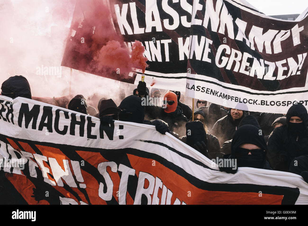 Berlin, Berlin, Germania. Il 1 maggio, 2016. I dimostranti durante la manifestazione rivoluzionaria primo maggio di a Berlino Kreuzberg il 1 maggio. La manifestazione è organizzata da sinistra e di estrema sinistra gruppi. Socialisti e gruppi Anti-Fascist sono state organizzando il cosiddetto ''manifestazione rivoluzionaria primo maggio di'' dal 1987. Credito: Jan Scheunert/ZUMA filo/Alamy Live News Foto Stock