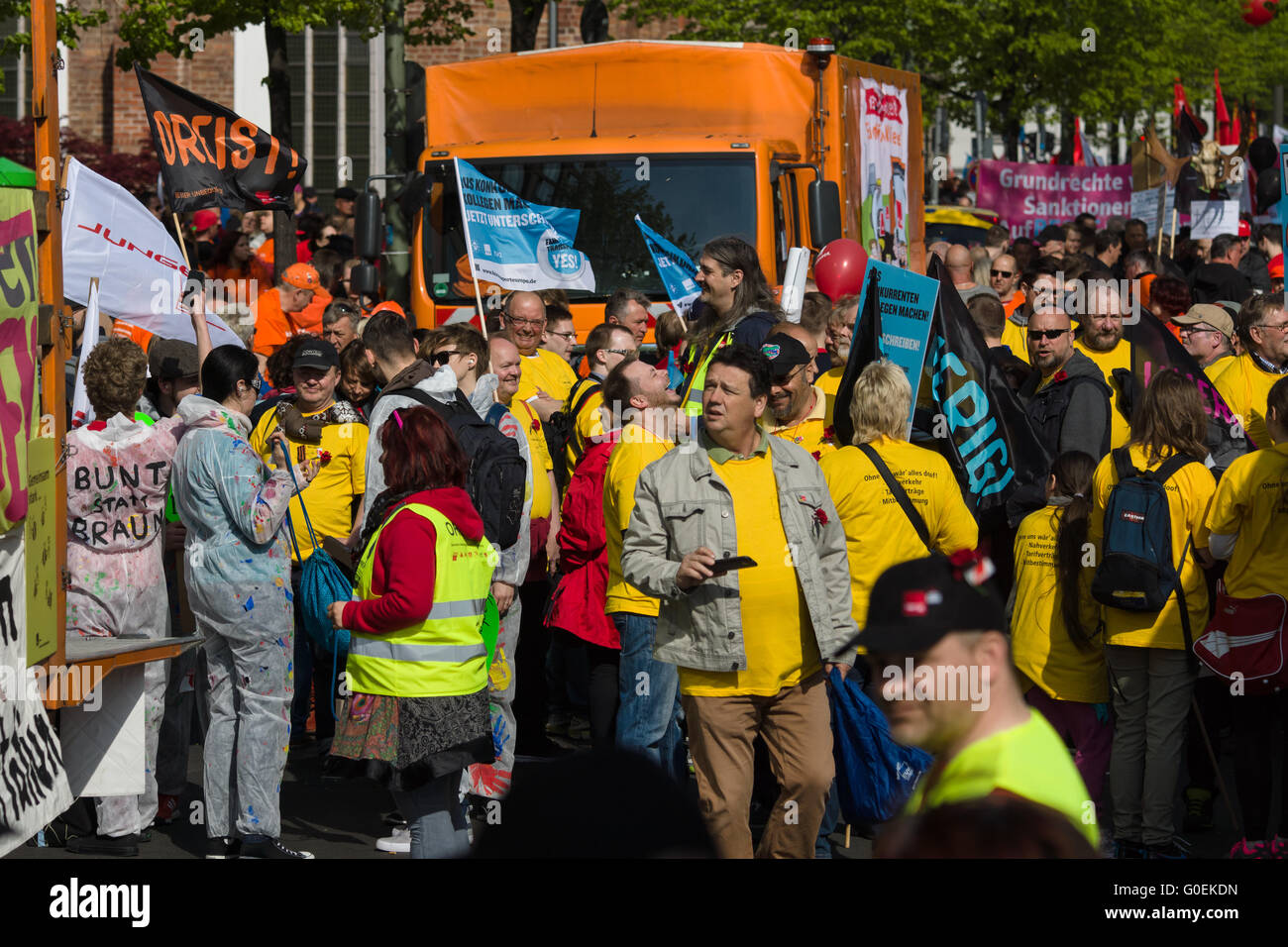 Berlino, Germania. Il 1 maggio, 2016. I membri dei sindacati, i lavoratori ed i datori di lavoro in occasione della manifestazione in occasione della festa del lavoro. Credito: Sergey Komarov-Kohl/Alamy Live News Foto Stock