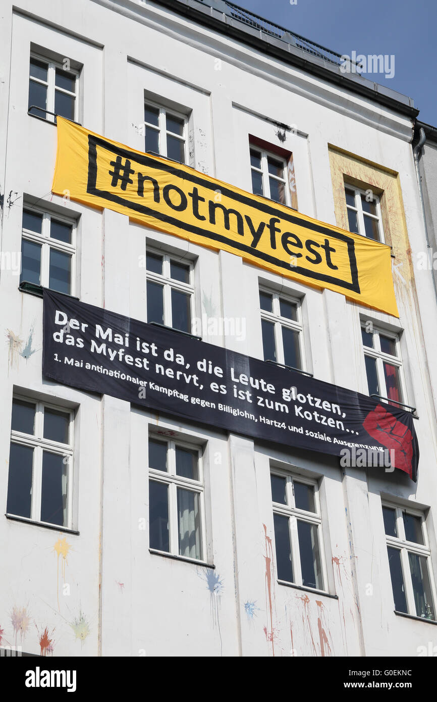 Berlino, Germania, 01/Mag/2016. La facciata di casa con un segno proclamando #notmyfest e una dichiarazione politica sul utilizzando il 1 maggio per protestare e non parte Foto Stock