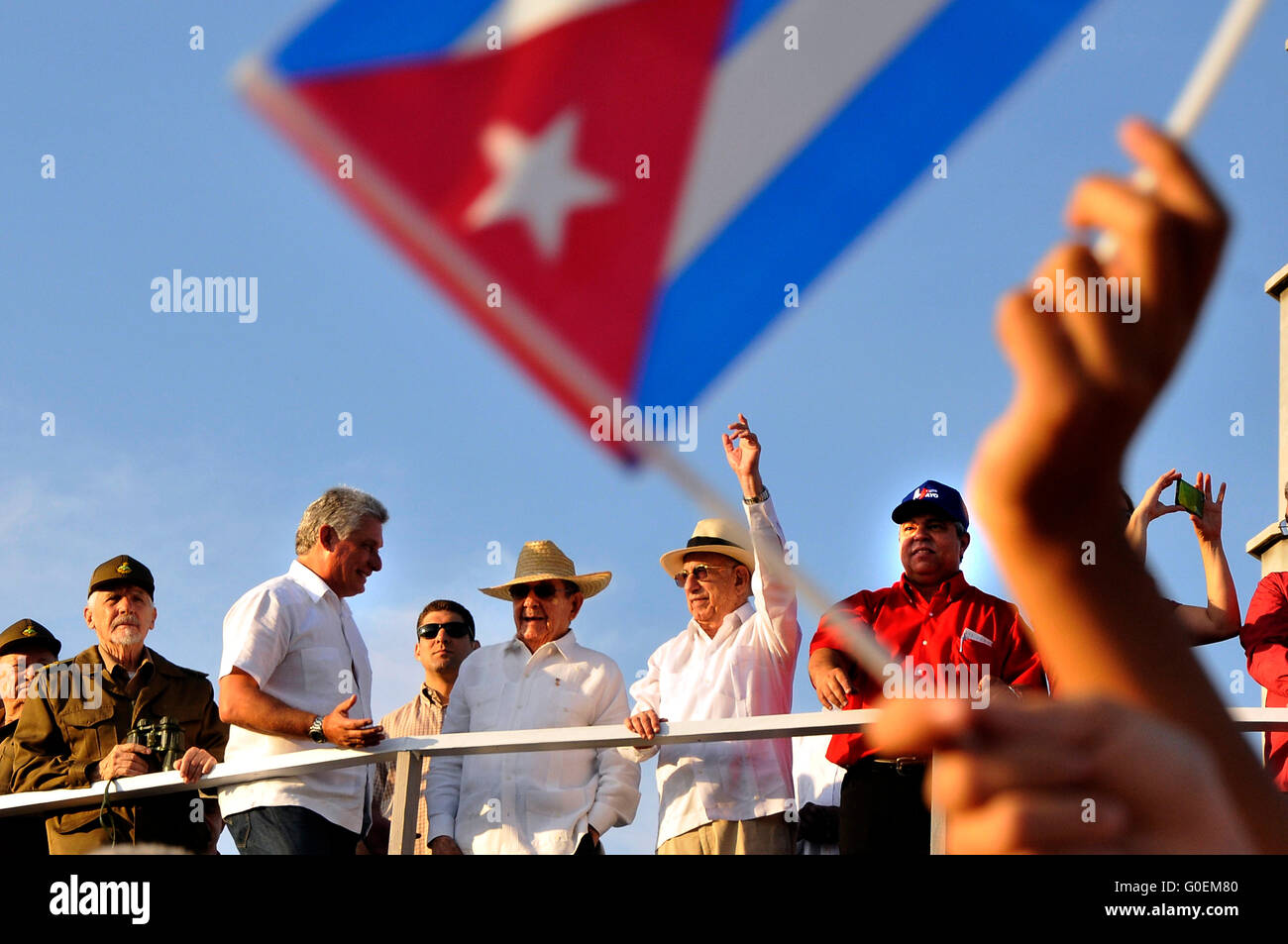 L'Avana, Cuba. Il 1 maggio, 2016. Il leader cubano Raúl Castro (C), il secondo segretario del Partito Comunista di Cuba Jose Ramon Machado (R, centro) e il Primo vice presidente di Cuba Miguel Diaz-Canel (L, centro) guarda la sfilata in piazza rivoluzionaria a l'Avana, Cuba, il 1 maggio 2016. Più di 500.000 locali e stranieri hanno preso parte a Cuba il Internazionale dei Lavoratori parata del giorno qui Domenica celebra anche il novantesimo compleanno del rivoluzionario cubano leader Fidel Castro. Credito: Joaquin Hernandez/Xinhua/Alamy Live News Foto Stock