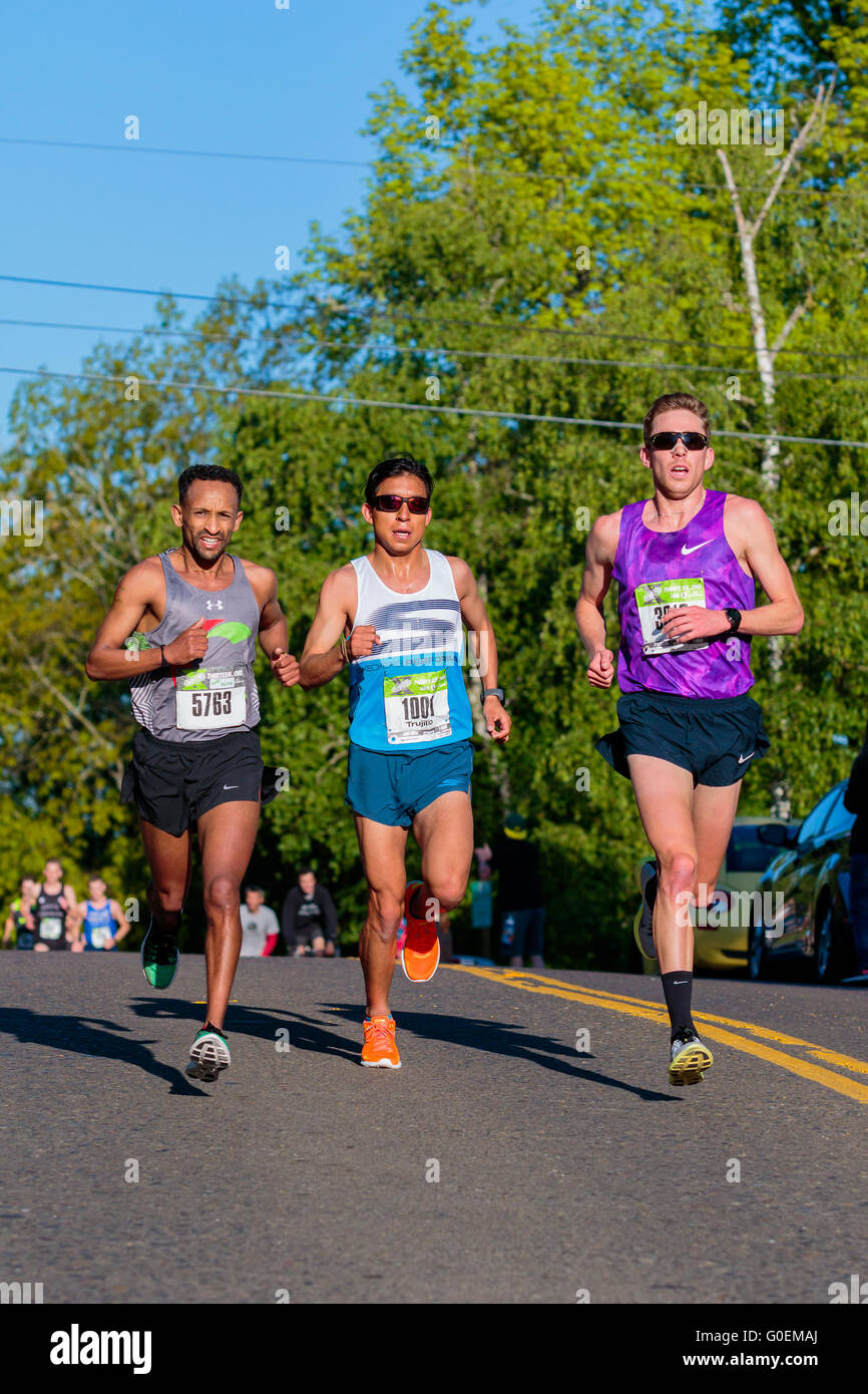 Eugene, OR, Stati Uniti d'America. Il 1 maggio, 2016. I corridori Yon Yilma (sinistra), Carlos Trujillo (centro) e Daniel Wallis (a destra) corrono insieme a mile 8 durante il 2016 Eugene Marathon una USATF sancita Boston il qualificatore di Eugene O. Joshua Rainey/Alamy Live News Foto Stock