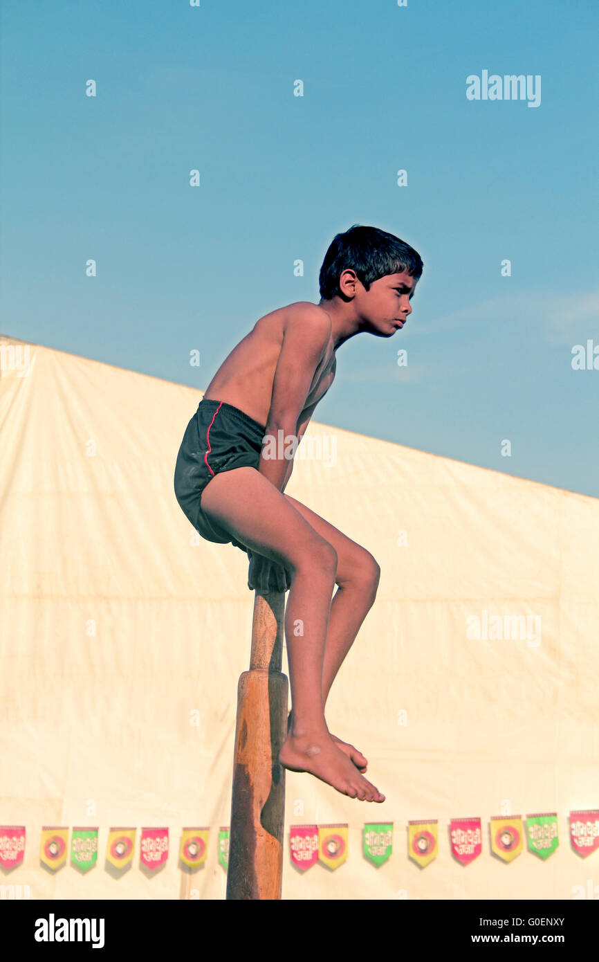 Mallakhamb è un palo utilizzato dai lottatori per mettere in pratica le loro competenze Foto Stock Mallakhamb è un palo utilizzato dai lottatori per mettere in pratica le loro competenze Foto Stock
