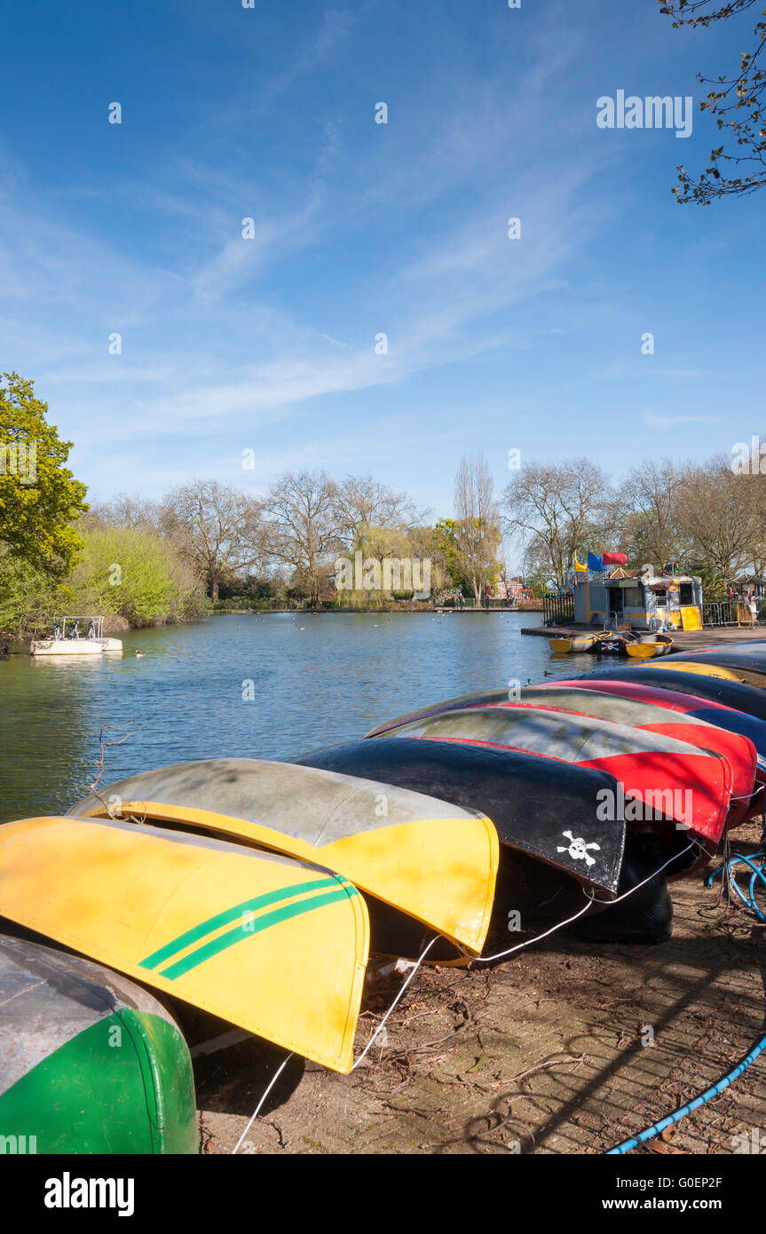 Gite in barca sul lago a Finsbury Park, London Borough of Haringey, Greater London, England, Regno Unito Foto Stock