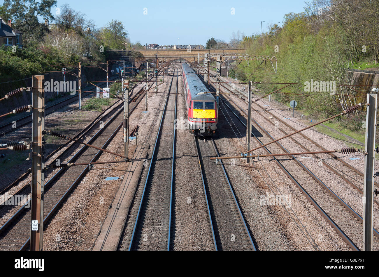 Vergine treno passa Finsbury Park stazione ferroviaria, London Borough of Haringey, Greater London, England, Regno Unito Foto Stock