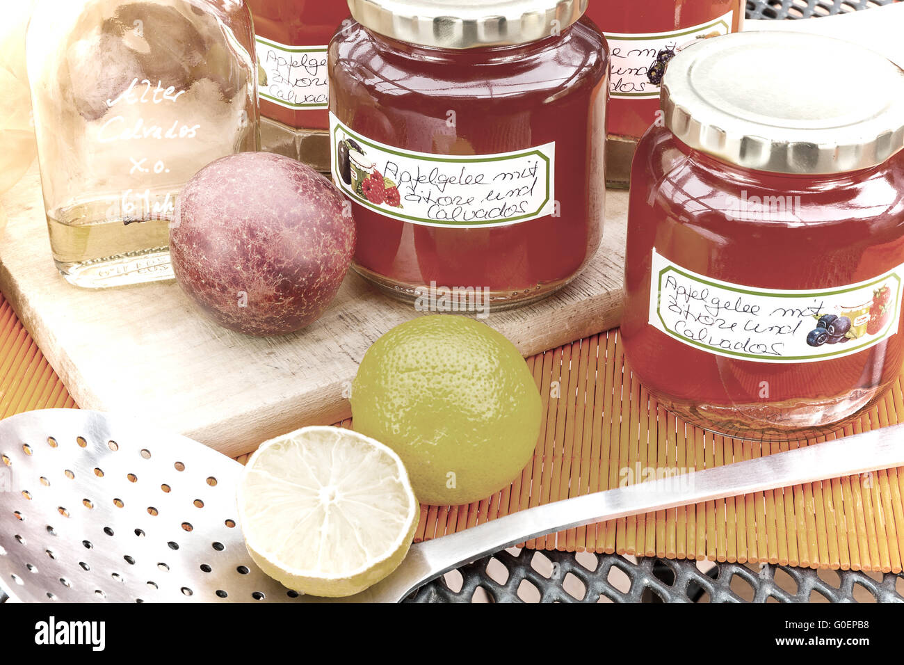 Vite-top con occhiali spiced apple jelly, una etichetta Foto Stock