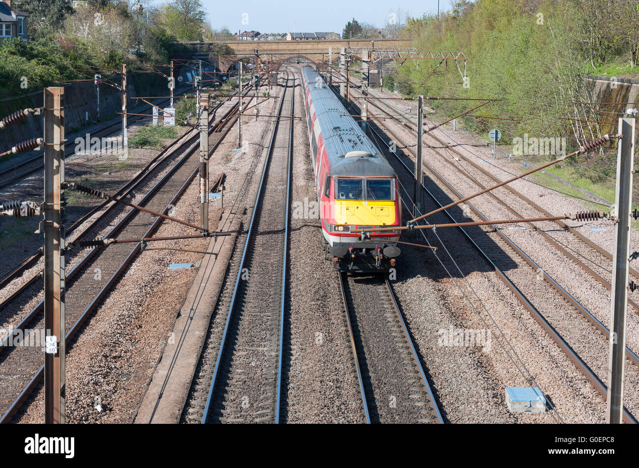 Vergine treno passa Finsbury Park stazione ferroviaria, London Borough of Haringey, Greater London, England, Regno Unito Foto Stock