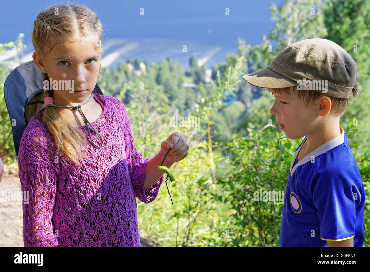I bambini scoperto e studiato luminose caterpillar Foto Stock I bambini scoperto e studiato luminose caterpillar Foto Stock